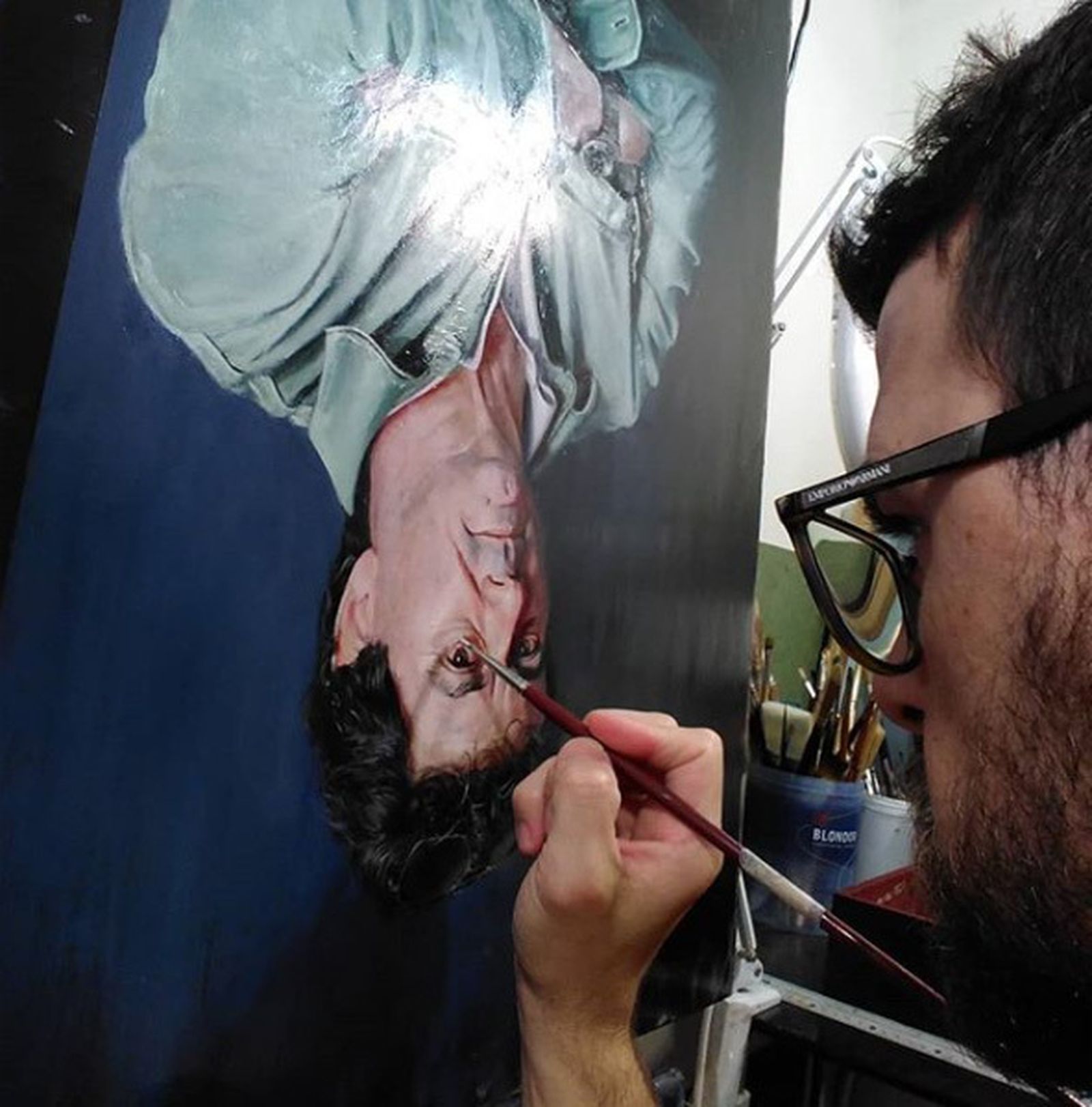 Yeyo Argüez trabaja en su colección de retratos.