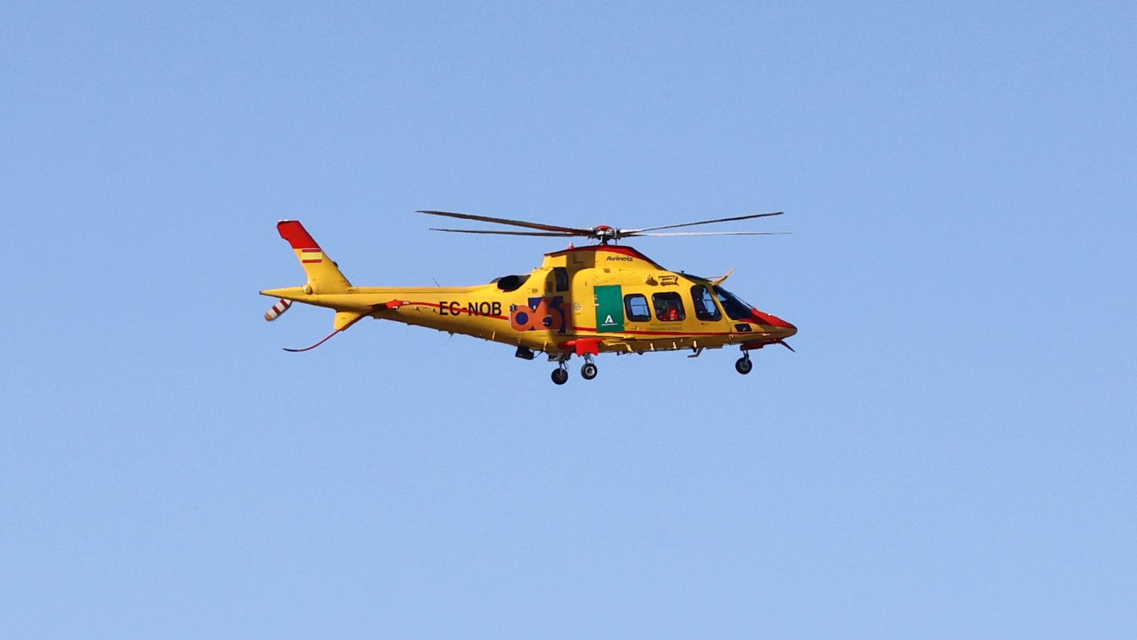 El helicóptero del 061 en Jerez en pleno vuelo