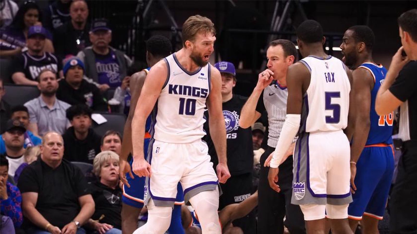 Domas Sabonis celebra una canasta.