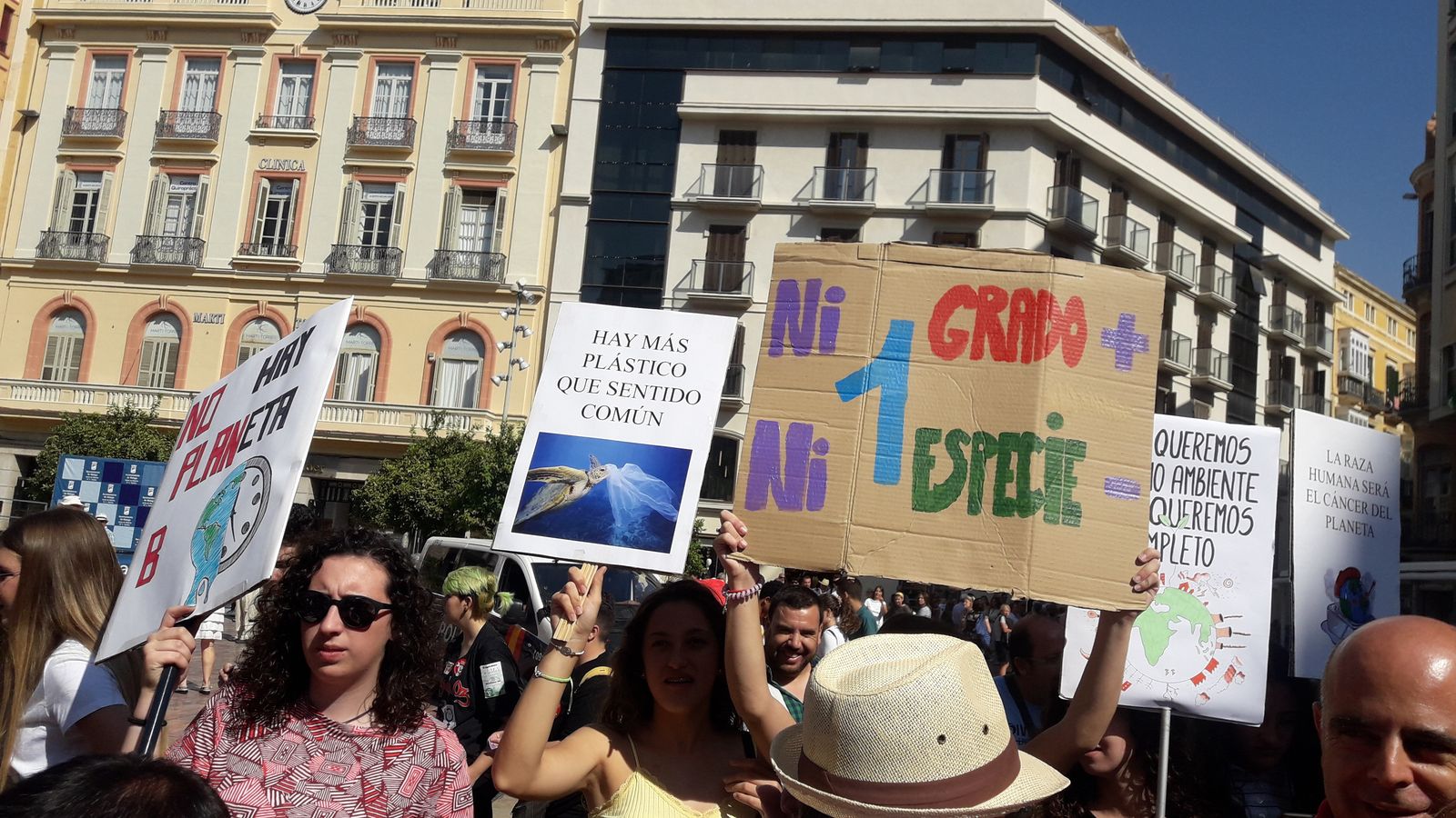 Pancartas de la manifestación por el clima.