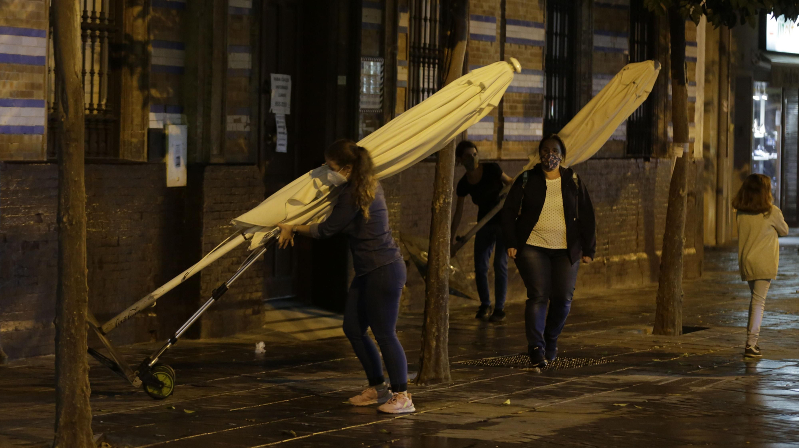Los sevillanos cumplen el toque de queda