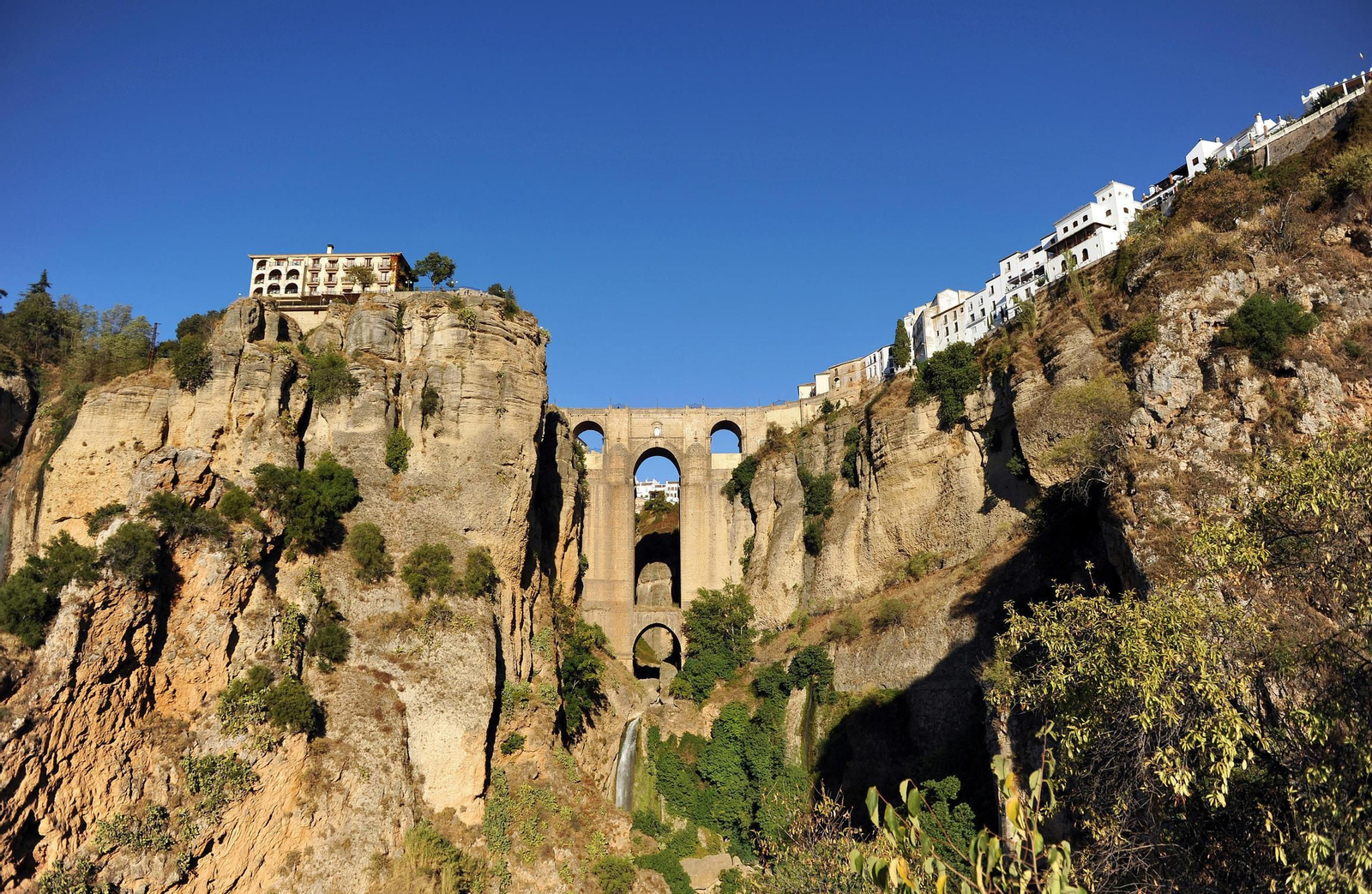 El Parador de Ronda es el edificio a la izquierda de la imagen, junto al Tajo de la localidad malagueña.