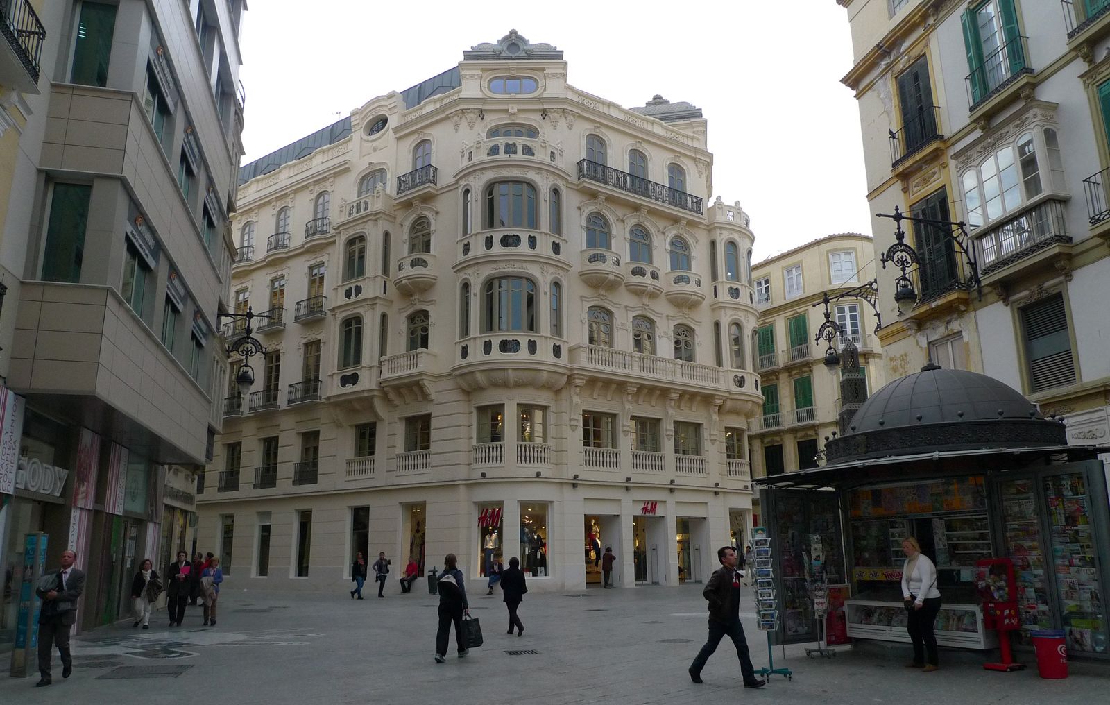 El edificio de Félix Sáenz y la tienda de H&M en las plantas baja y primera.