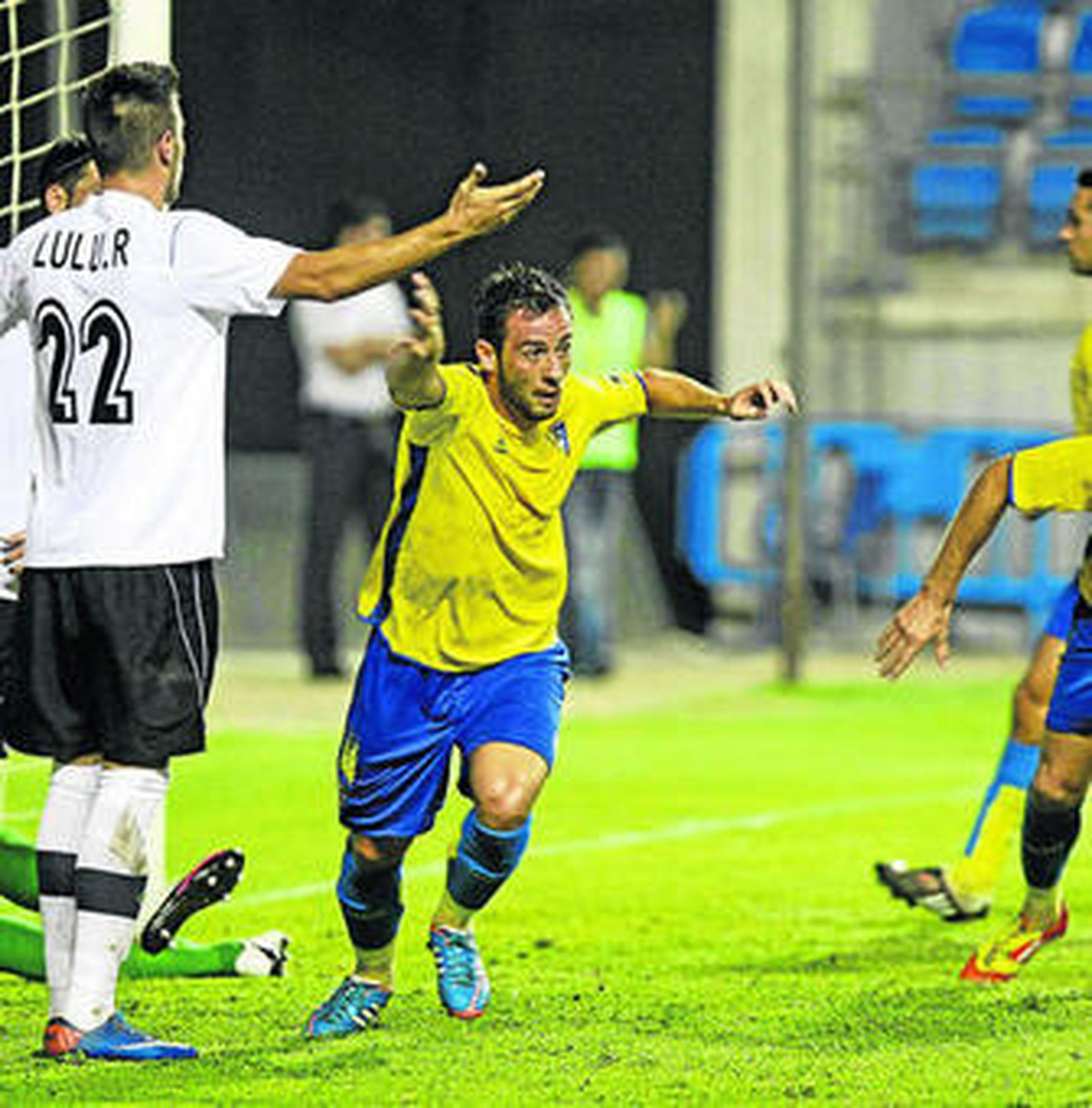 Adrián Gallardo celebra el gol que marcó con el Cádiz en el duelo copero contra el San Roque de Lepe.