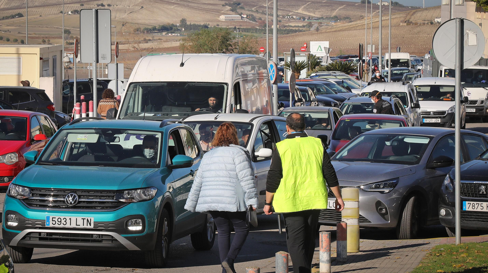Caos en el Hospital de Jerez por la afluencia masiva de usuarios para hacerse la PCR