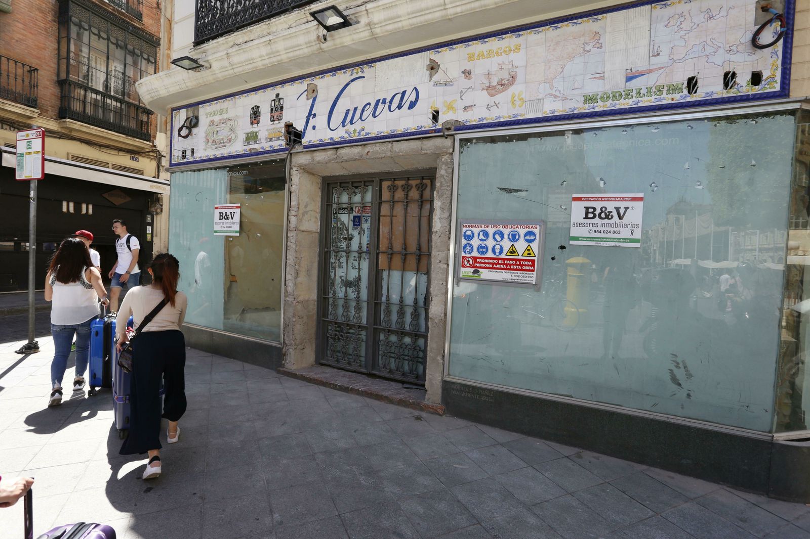 La fachada principal de la antigua juguetería Cuevas en la Plaza de San Francisco.