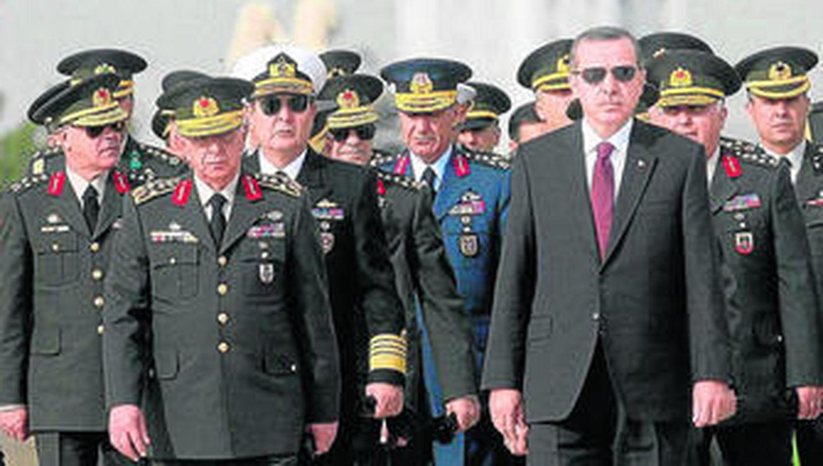 El primer ministro Erdogan, a la derecha, en un acto castrense rodeado de mandos del Ejército, entre ellos el dimitido jefe del Estado Mayor Isik Kosaner (a la izquierda).