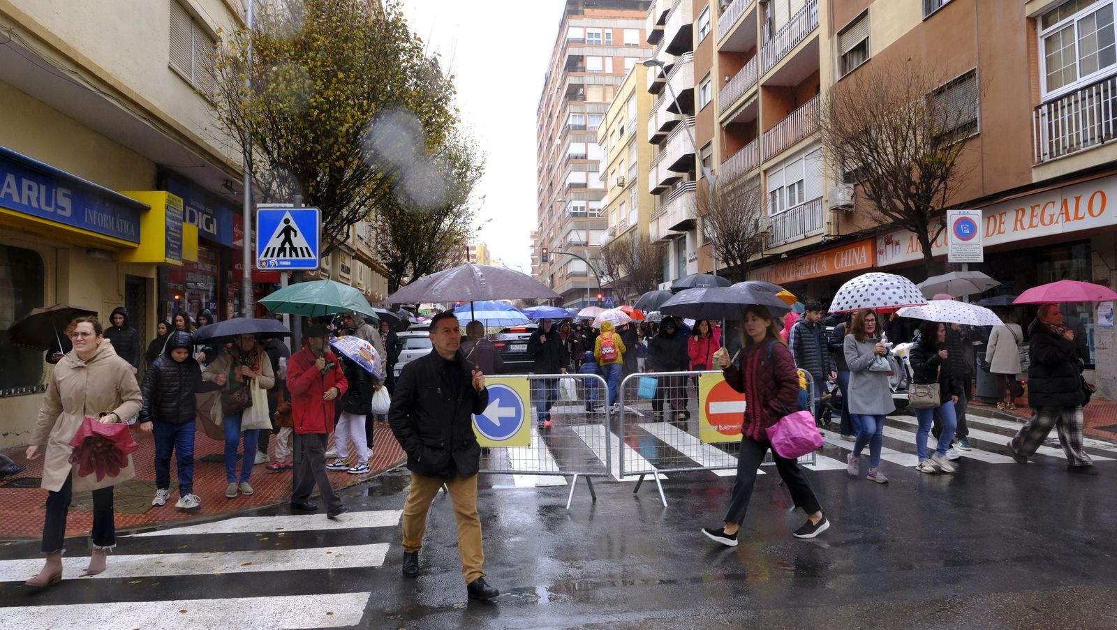 Fotografías de la cabalgata de los Reyes Magos pasada por agua en Almería