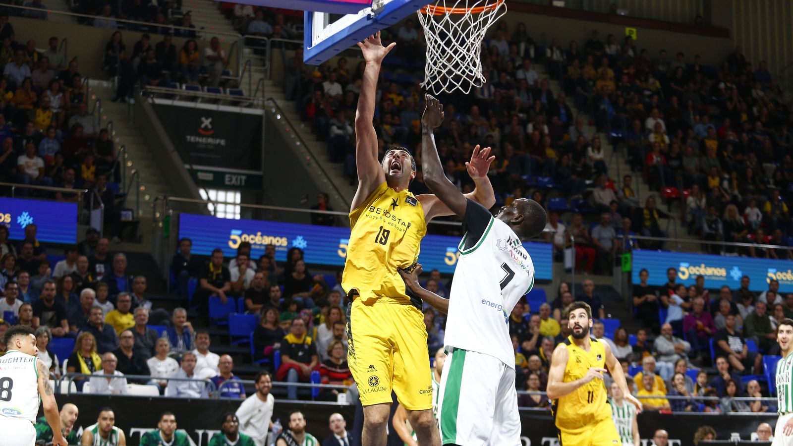 Shermadini trata de anotar ante Niang.