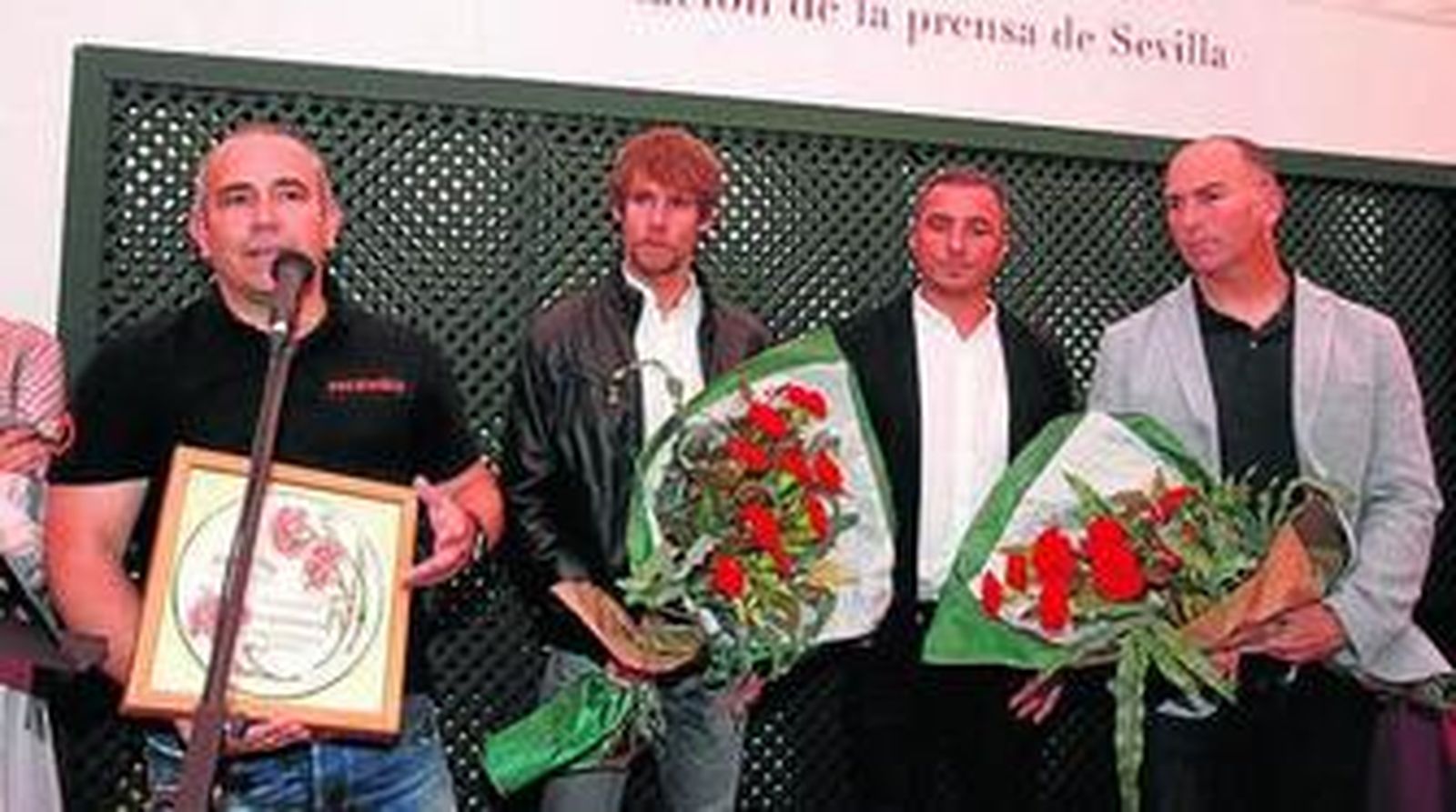 Los responsables de Proem-Aid, ayer en la caseta de la Prensa.