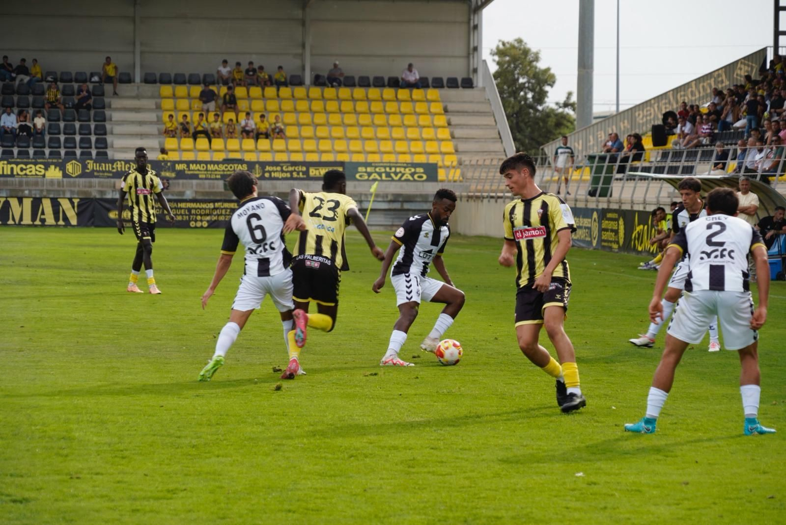 Sanmartí controla el balón en presencia del omnipresente Cheikh