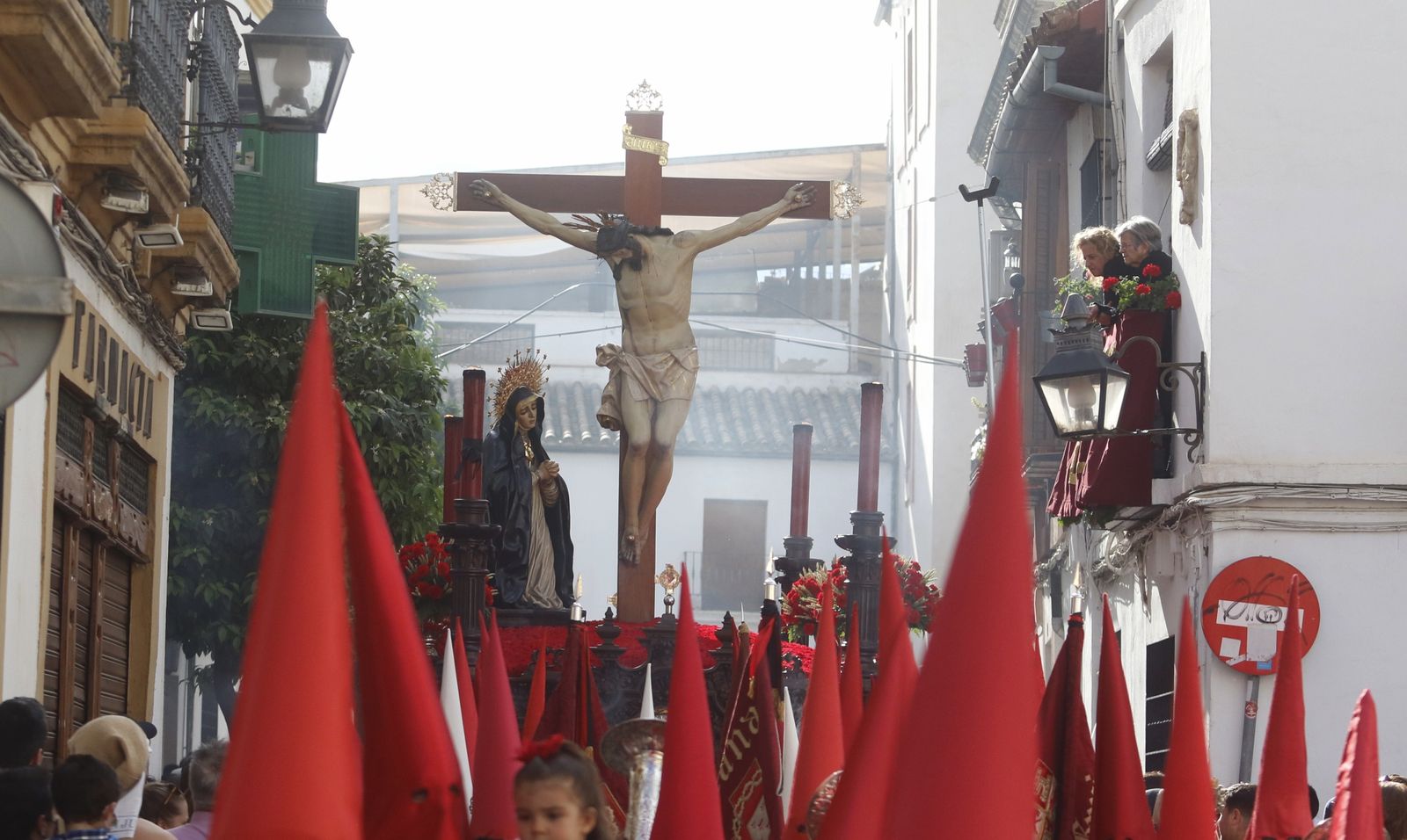 Jueves Santo en Córdoba: La procesión de la Caridad, en imágenes