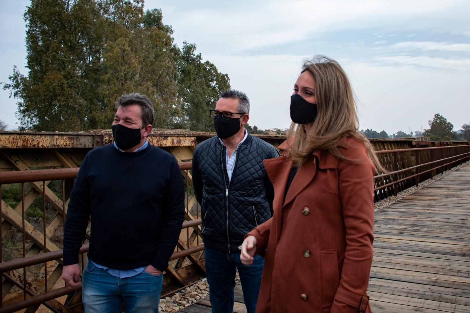 Ignacio Acebedo, Diego Moreno y María Ponce, en el puente del Ferrocarril de Niebla.