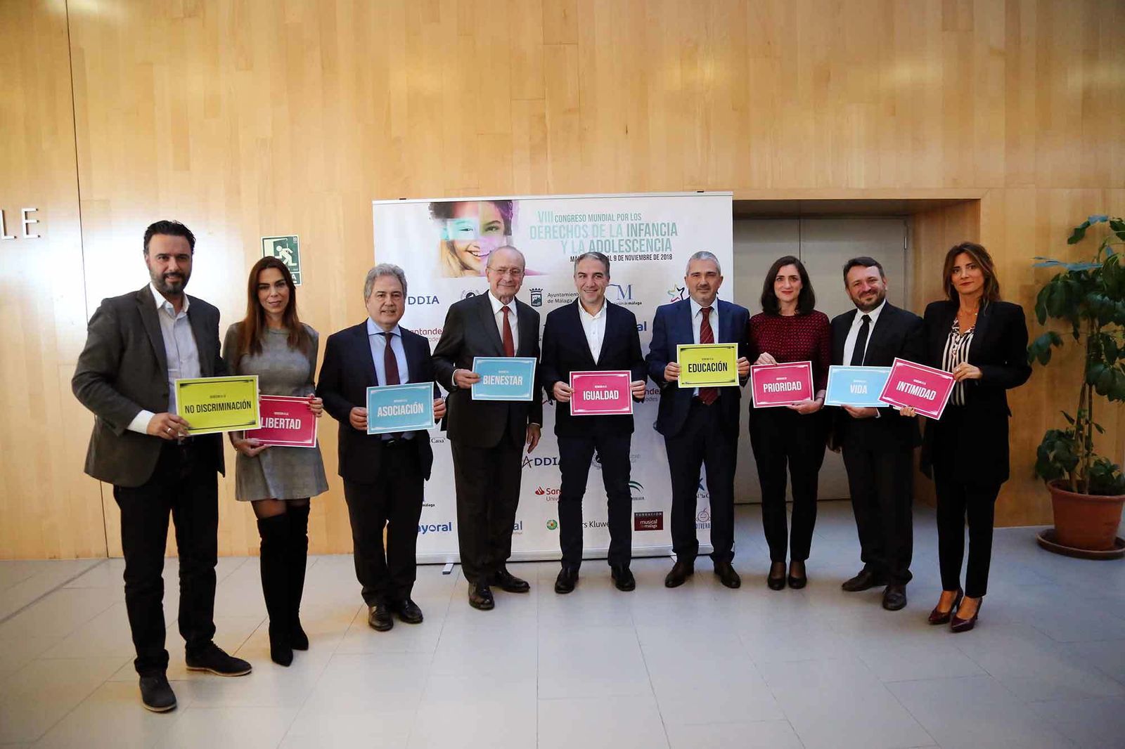 Autoridades portan palabras clave poco antes del acto inaugural de este miércoles.