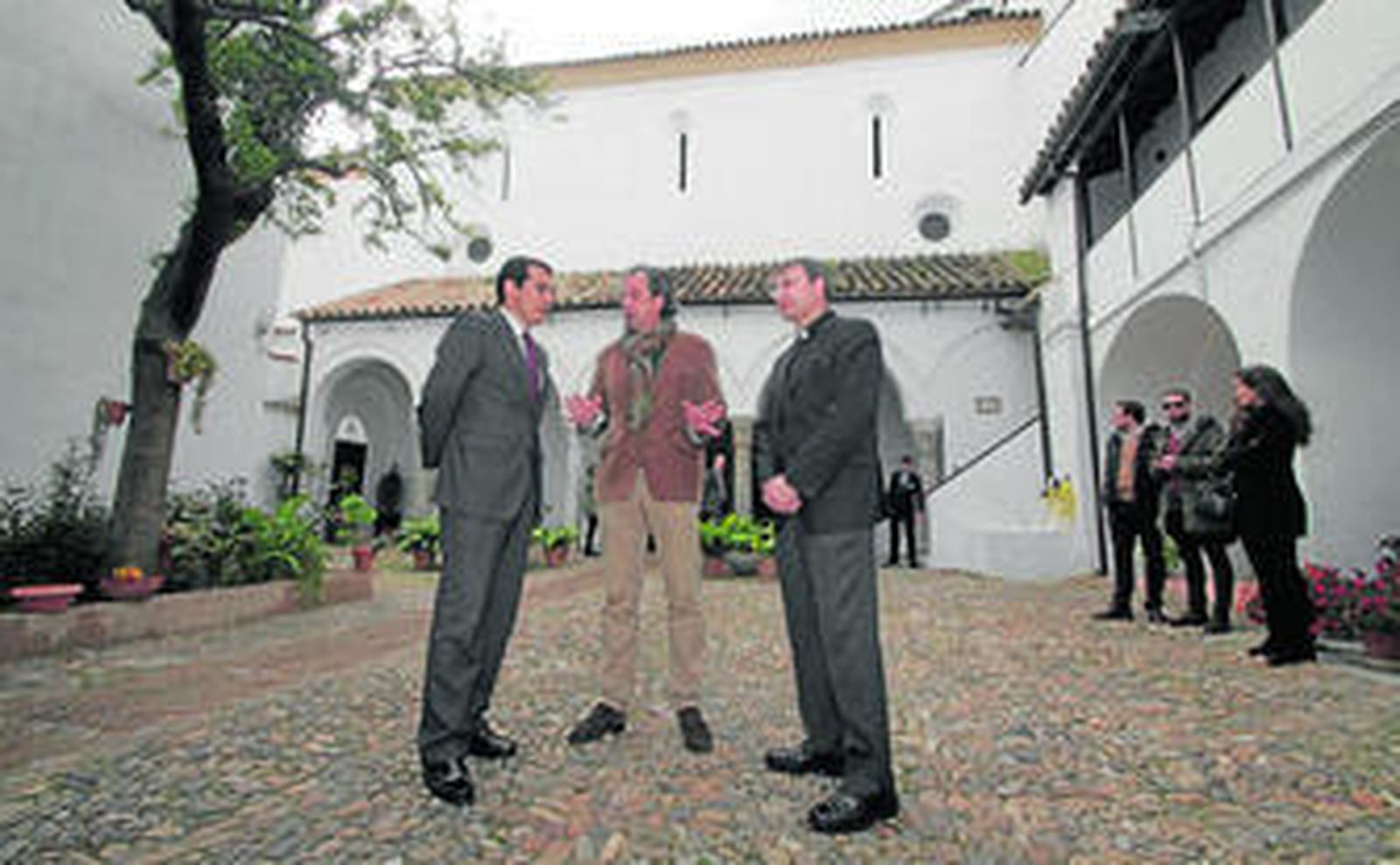 El alcalde, José Antonio Nieto, con el arquitecto Vázquez Teja y miembros de la Diócesis, en el convento de Santa Cruz.