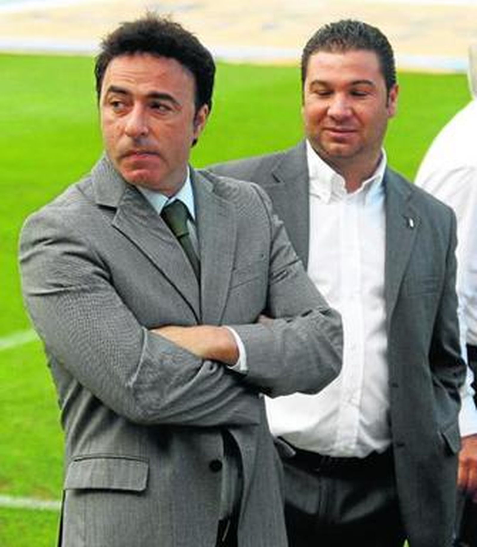 Quique Pina (i), presidente del Granada, junto a Juan Carlos Cordero.