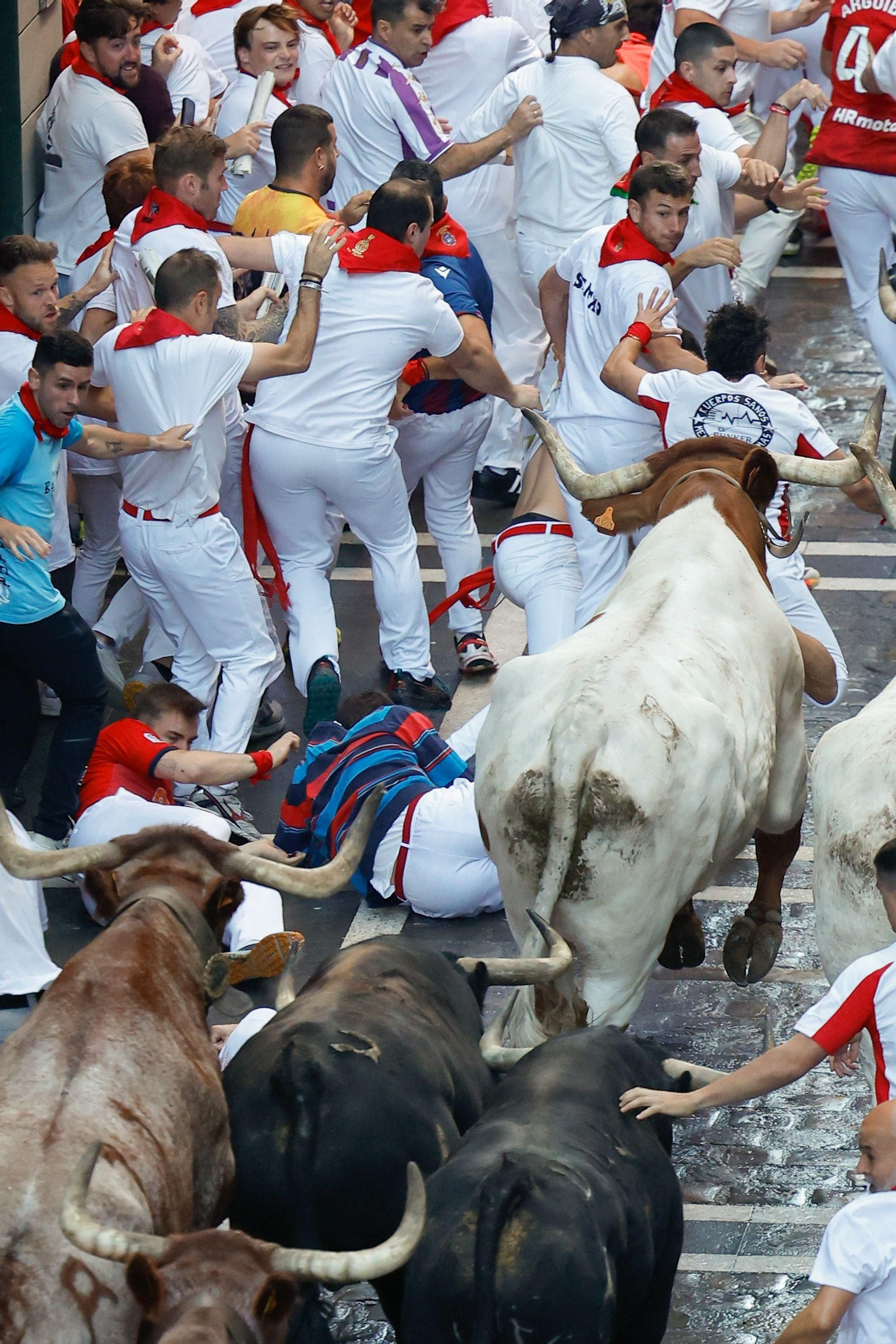 La bravura de Tarifa se hace notar en Pamplona: tres heridos en un encierro con toros de La Palmosilla