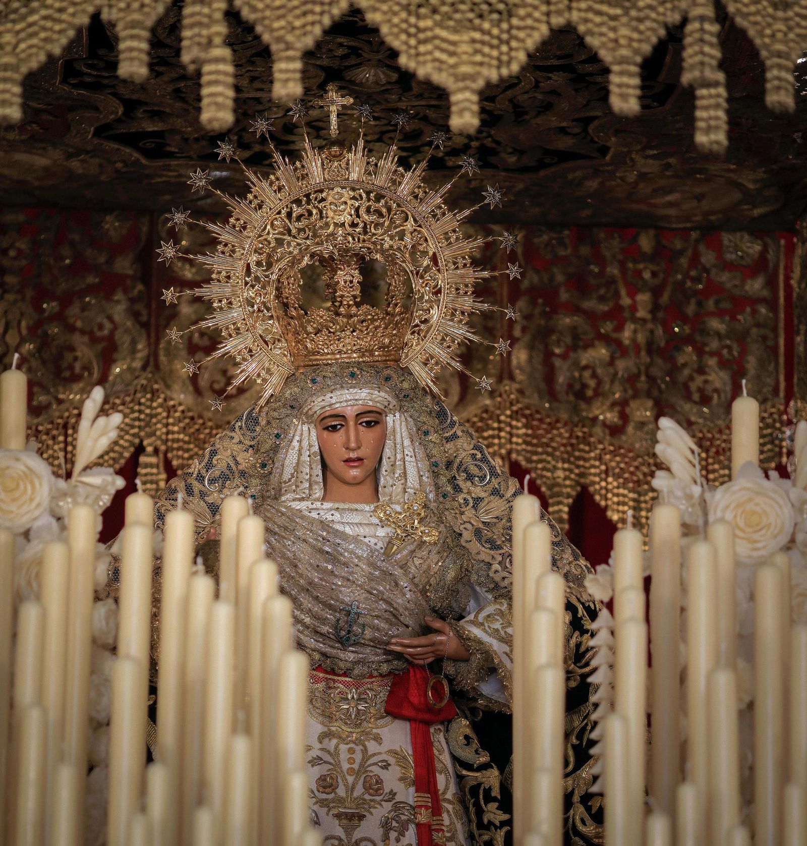 La Esperanza de Triana en su paso para la Magna de Sevilla