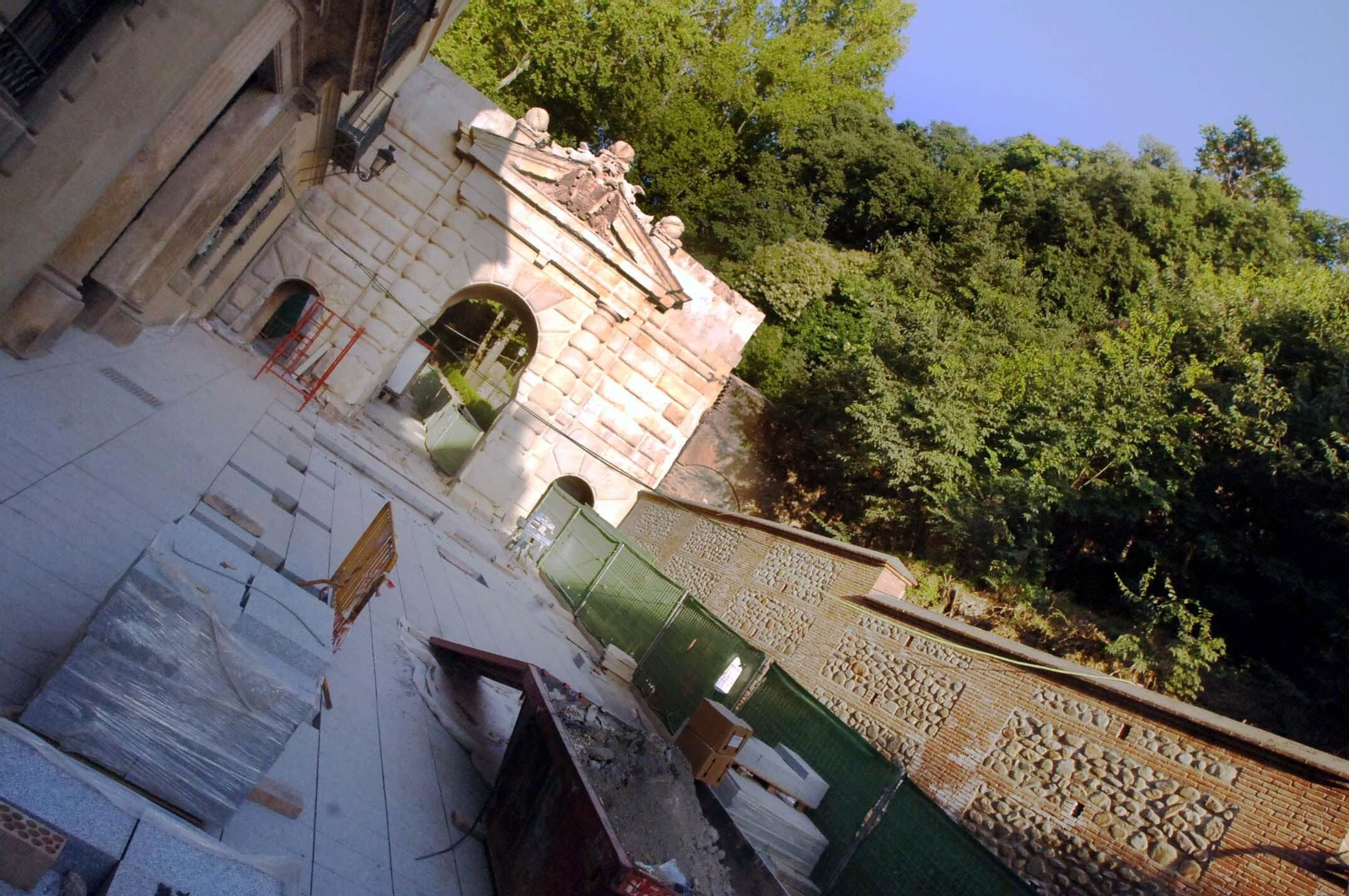 Explosiones en el bosque de la Alhambra para dispersar la plaga de palomas
