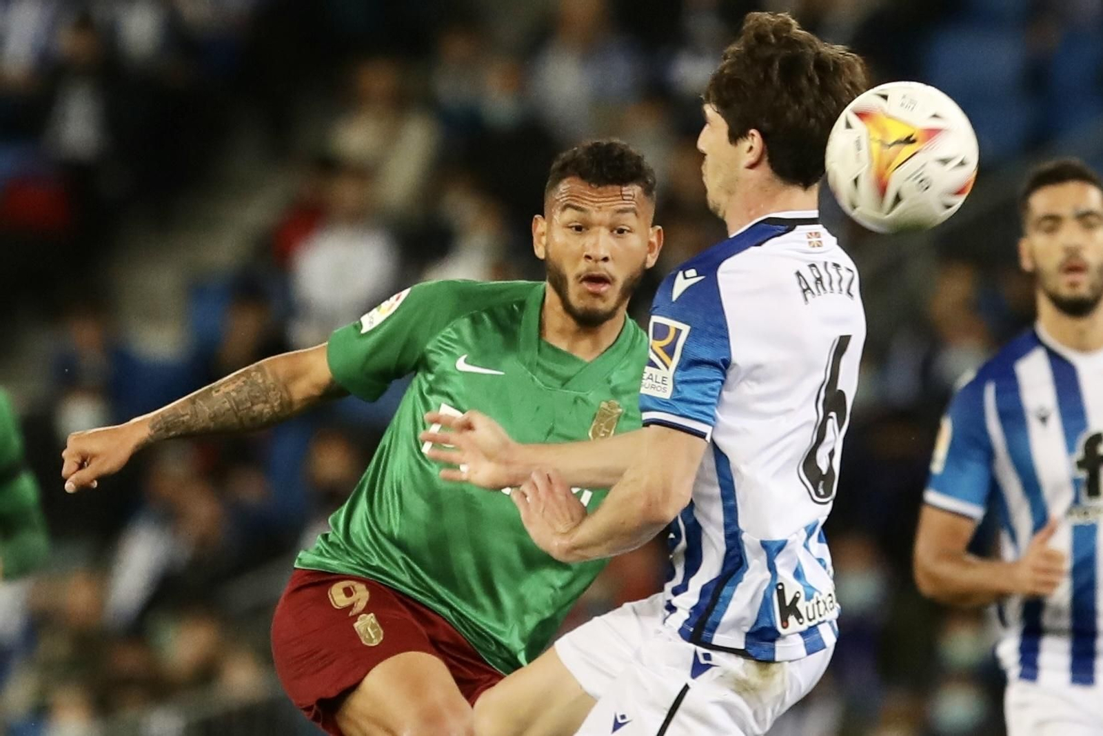 Luis Suárez busca el remate lejano en el partido del Granada CF ante la Real