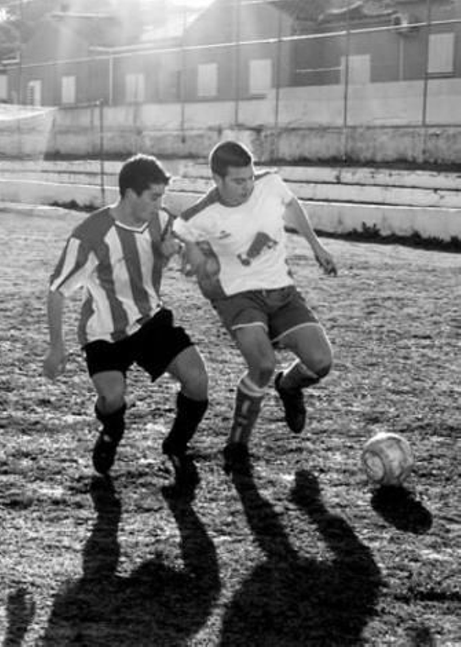 Alfonso, jugador del Riotinto, pugna por el balón con un contrario.