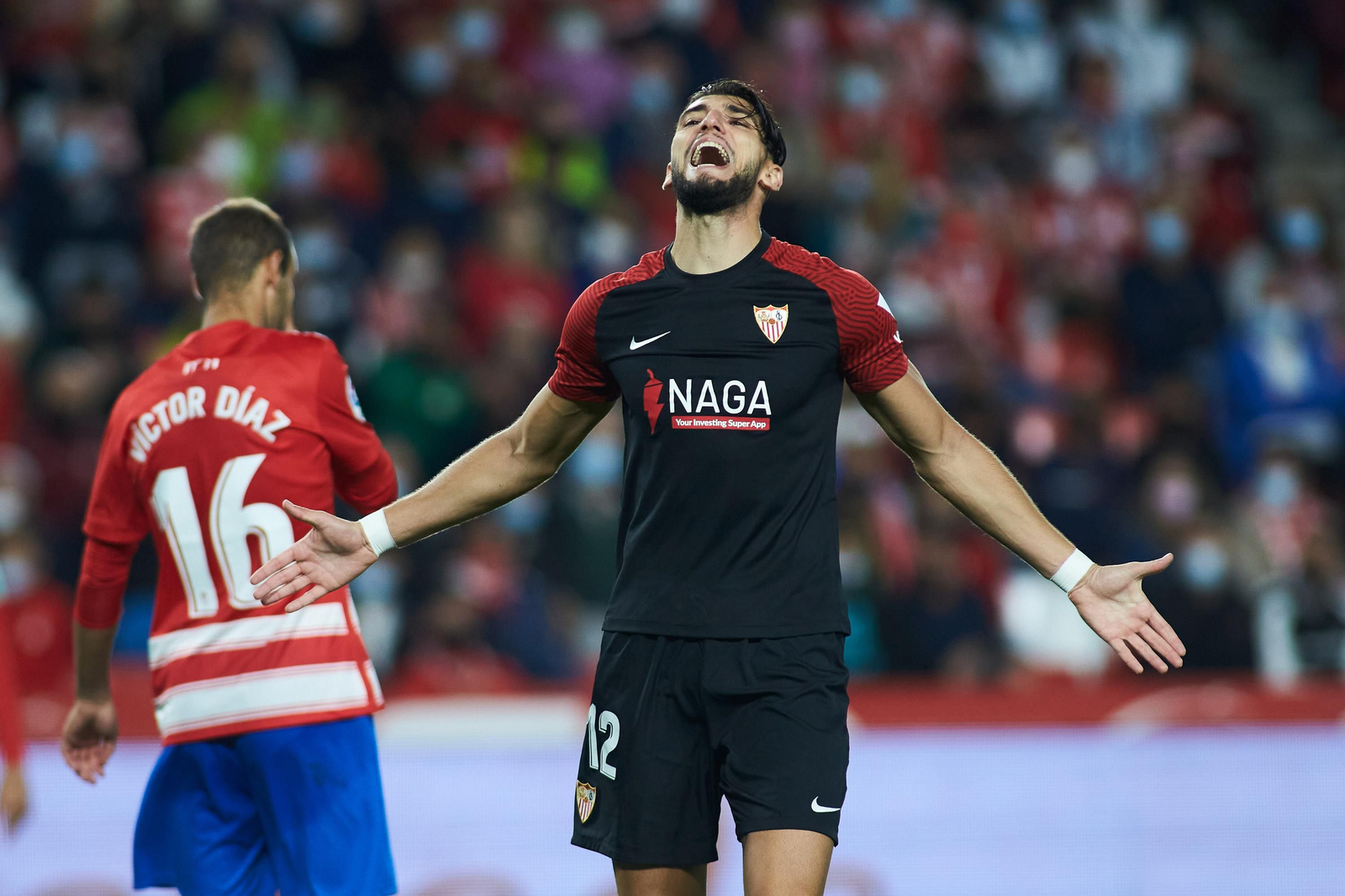 Rafa Mir se lamenta ante una de las ocasiones fallidas del Sevilla.