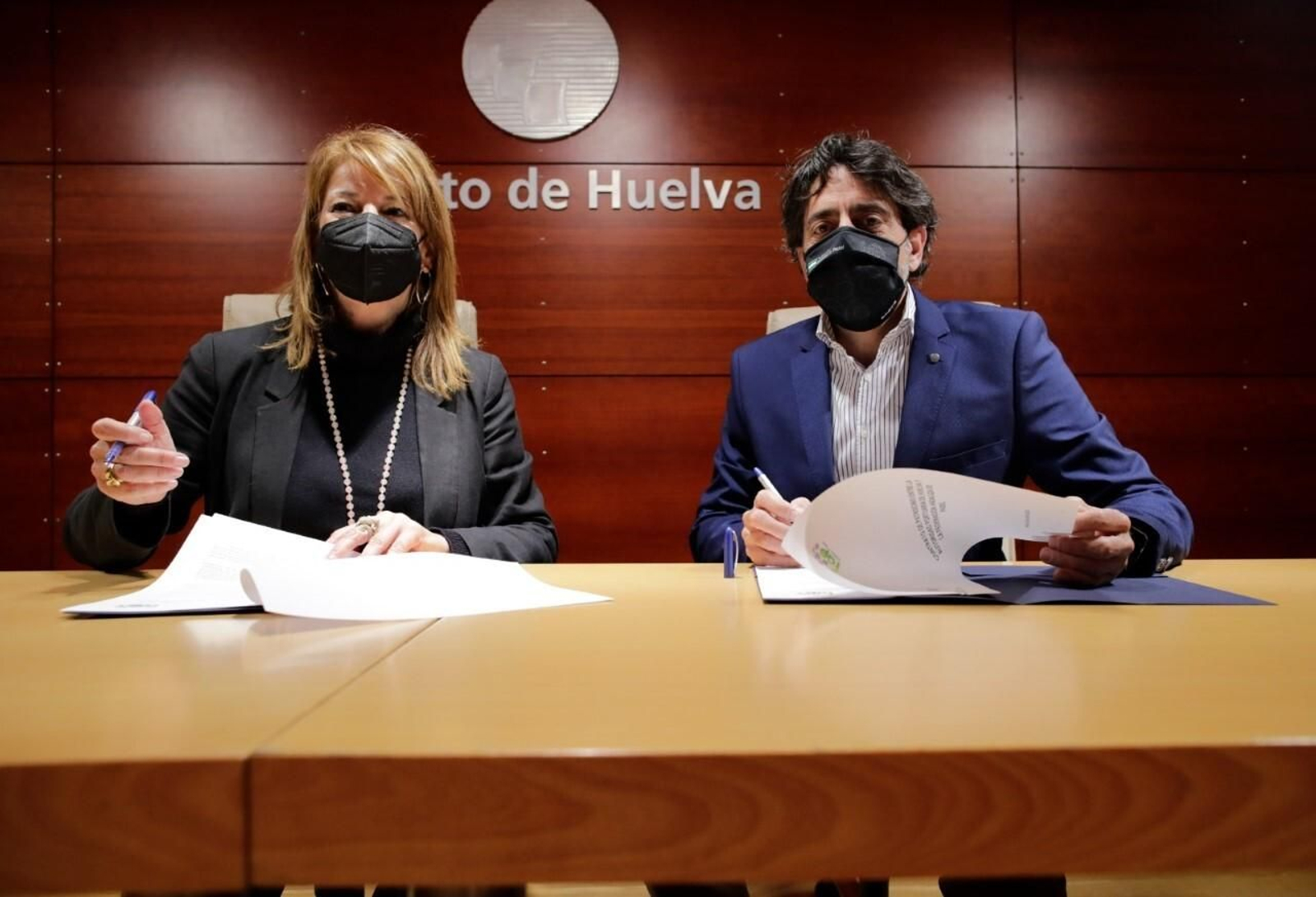 Pilar Miranda y Enrique Sanchís, durante la firma del acuerdo de colaboración.