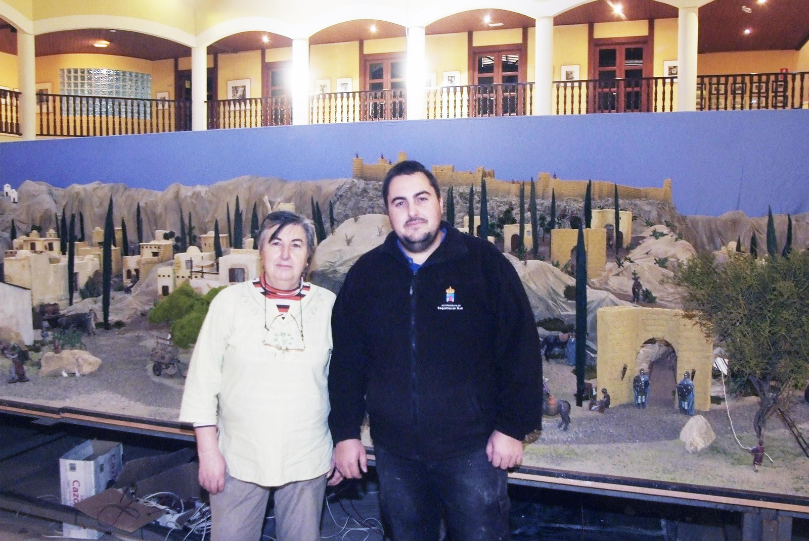 Los autores, frente al belén.
