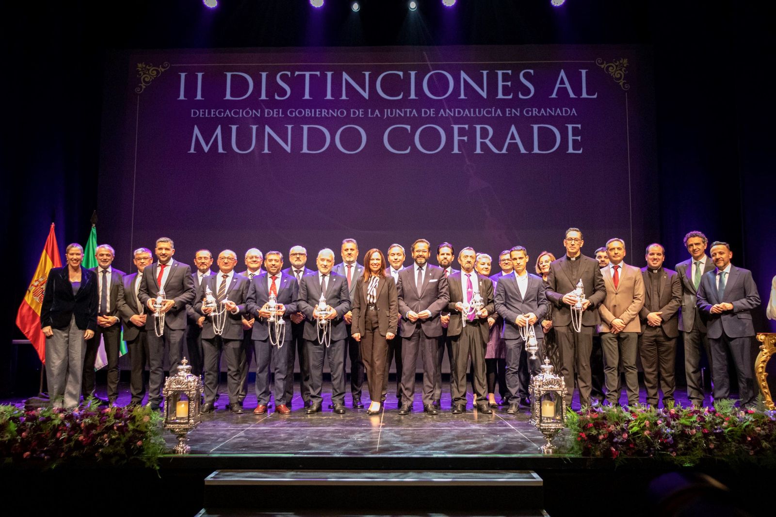 Todos los galardonados en los Premios Mundo Cofrade junto a los representantes institucionales