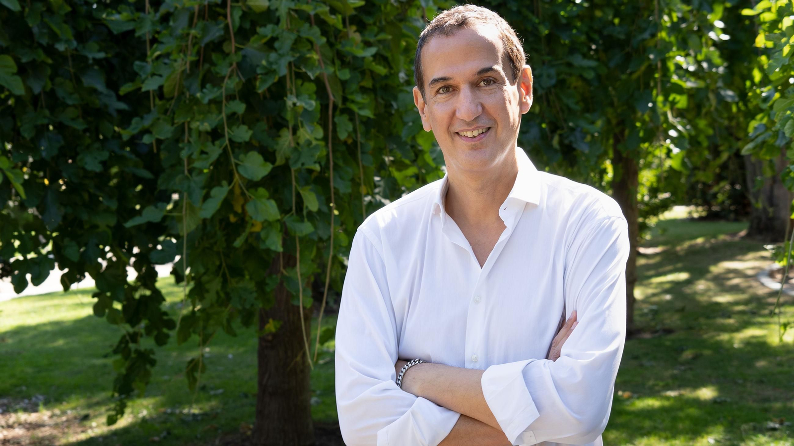 El escritor Roberto Santiago.