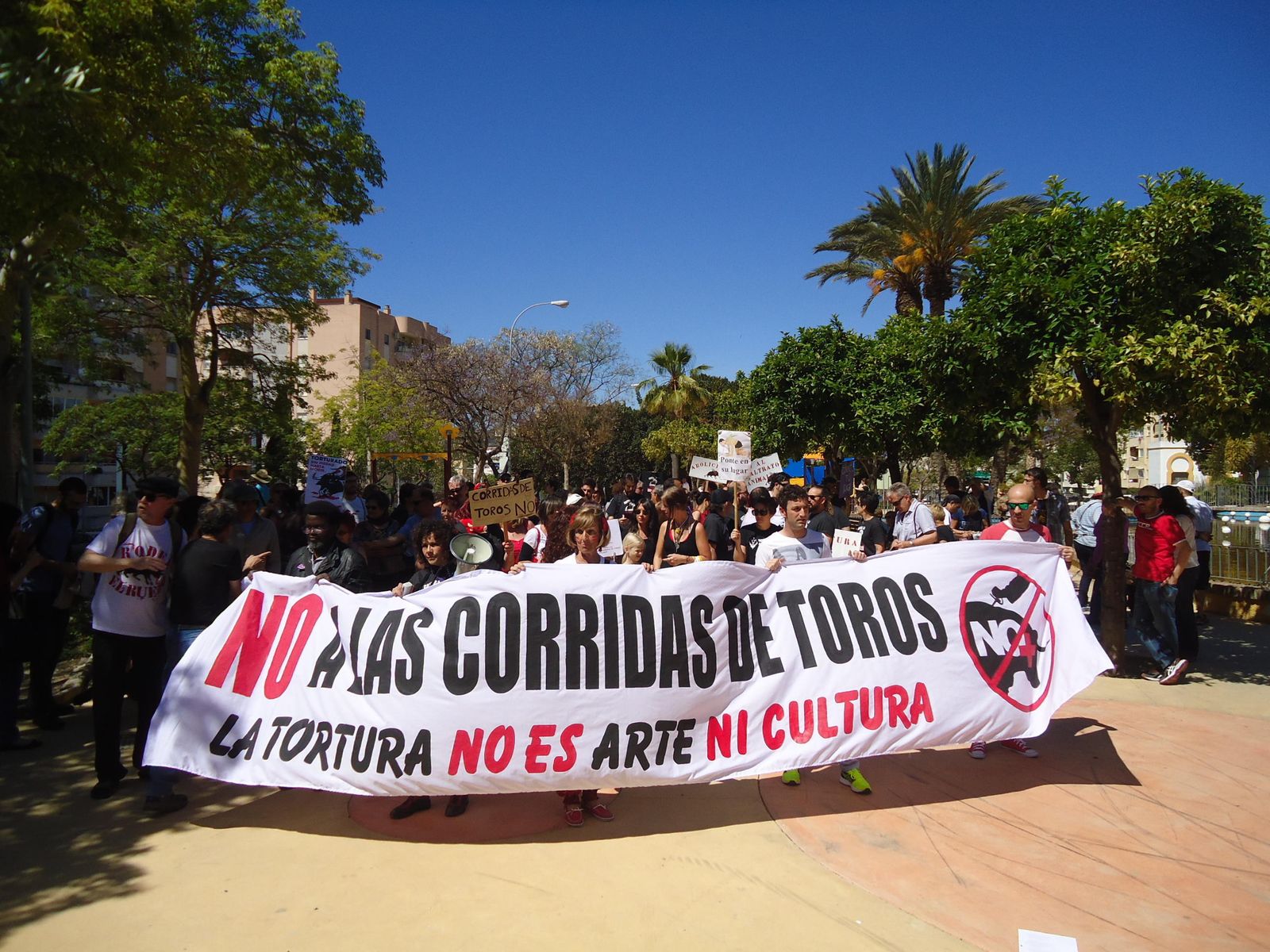Más de 200 personas recorren las calles de Vélez contra una corrida de toros