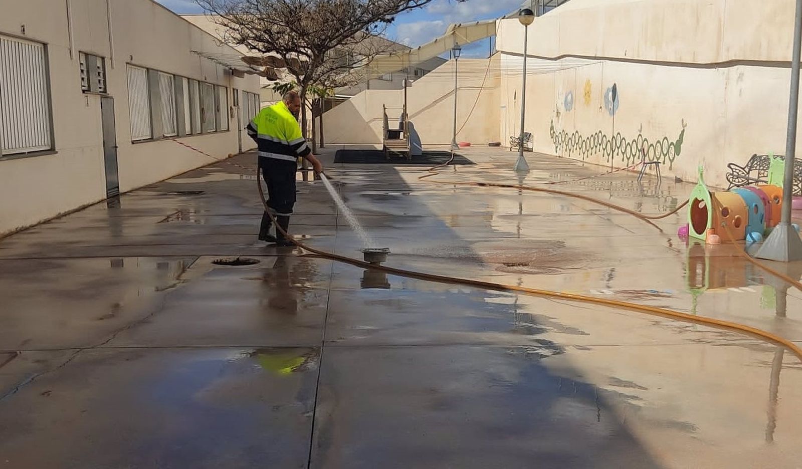 Labores de limpieza del barro en Alhaurín de la Torre