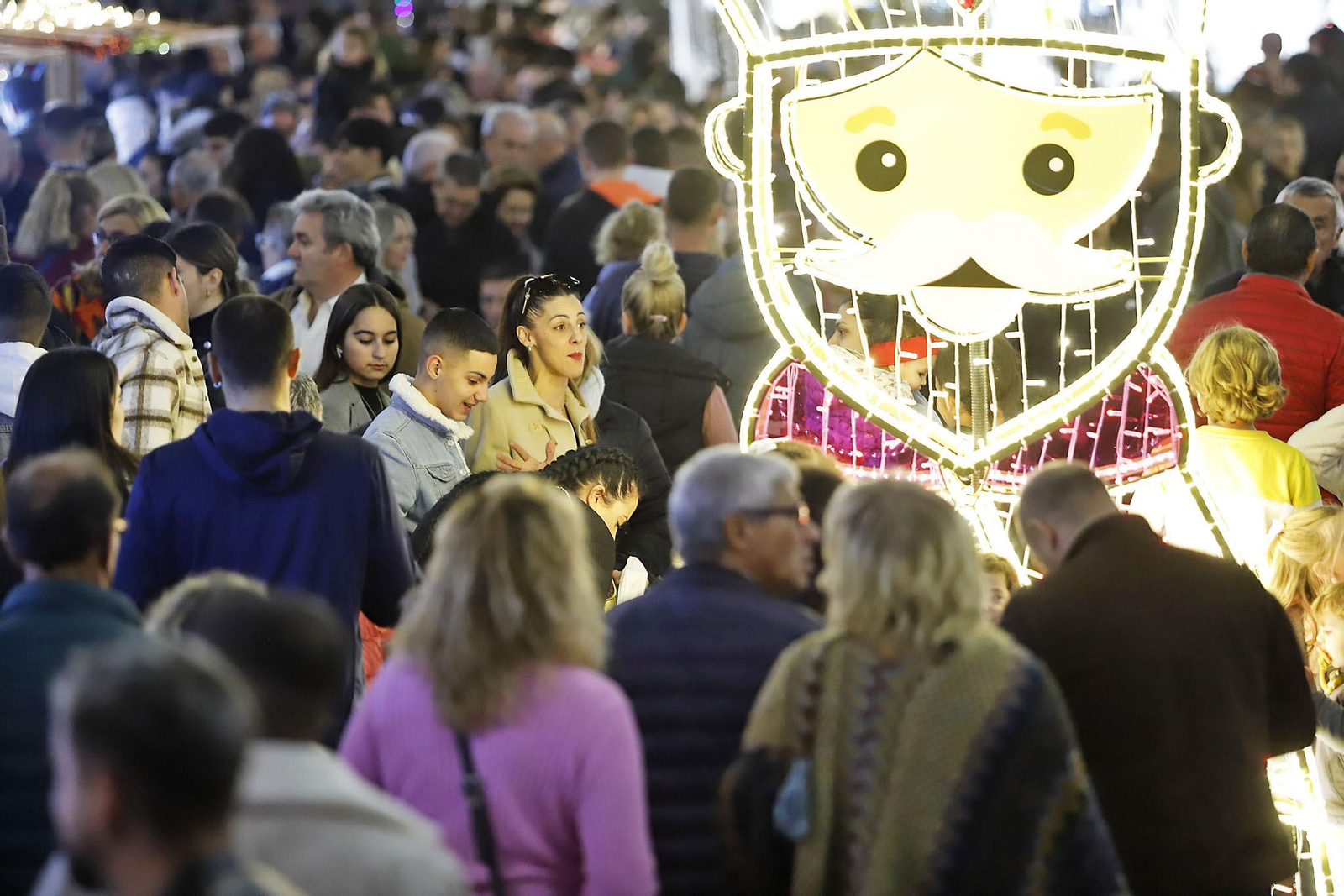 Imágenes del mercado navideño de la Plaza de las Monjas