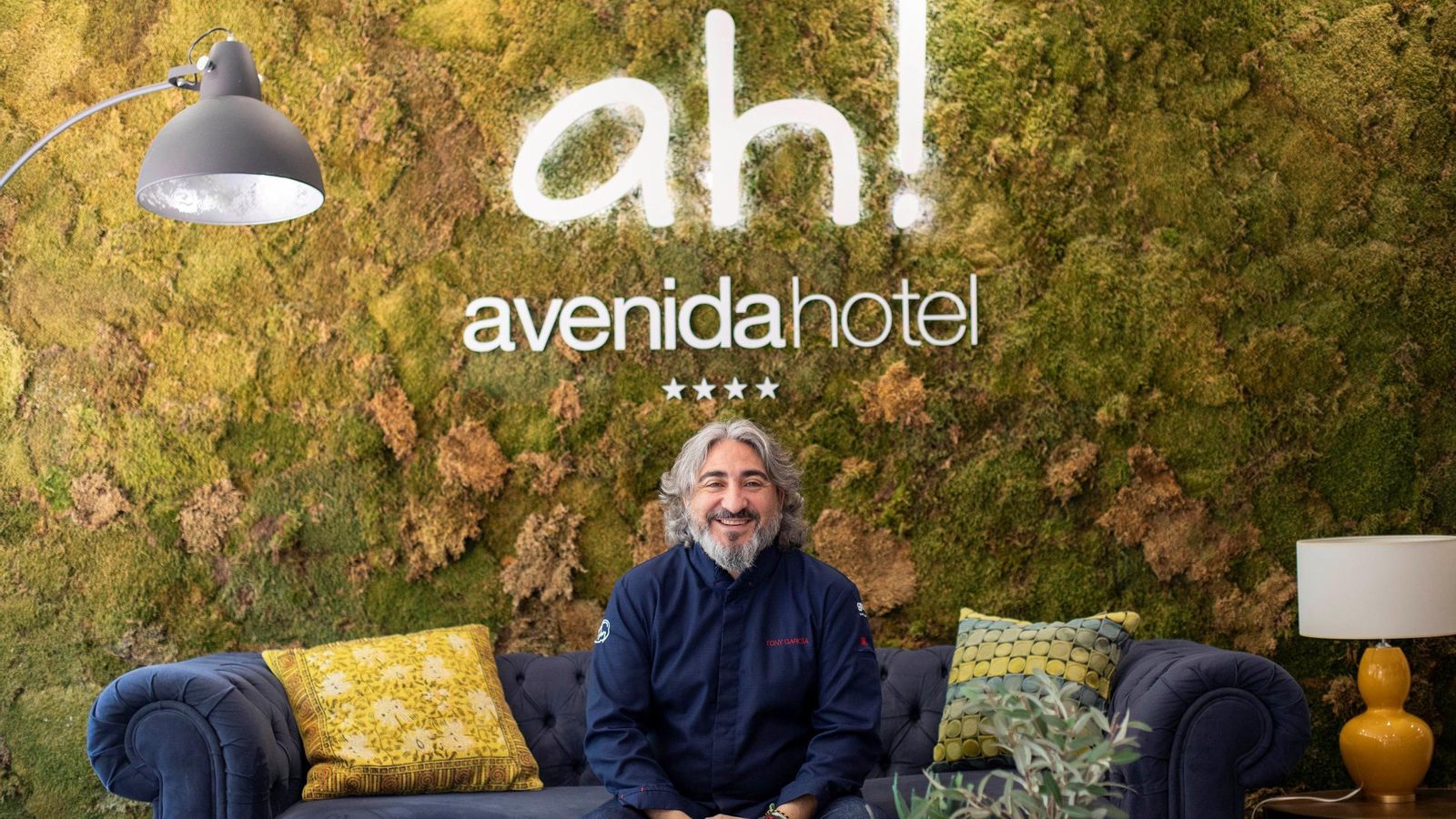 Tony, en la recepción del hotel ante un precioso mosaico.