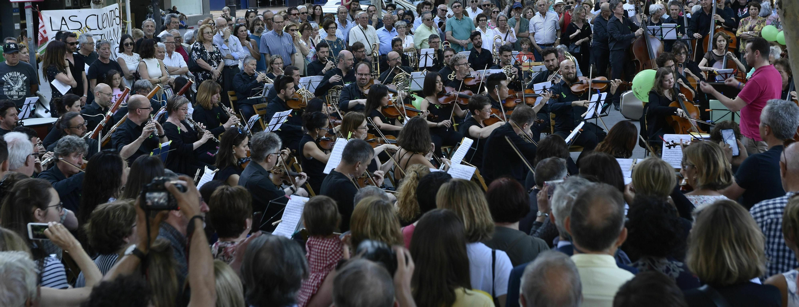 Músicos de la Sinfónica durante la protesta llevada a cabo en mayo en la Plaza Nueva.