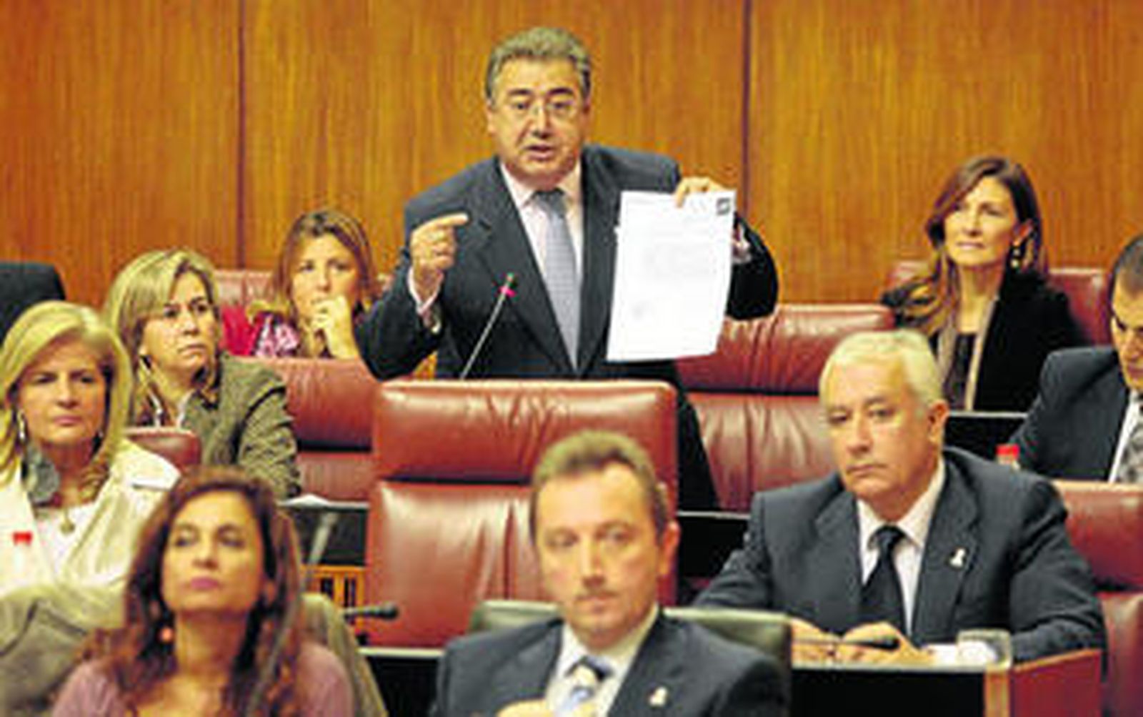 El diputado andaluz Zoido se dirige en el Parlamento al consejero de Empleo, en primer plano.