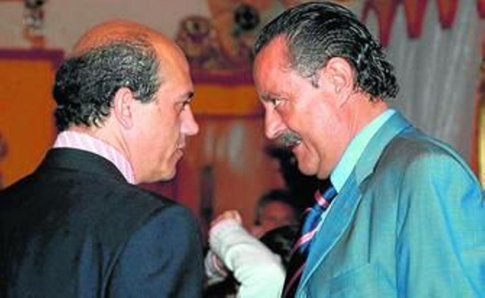 El ex alcalde de Marbella, Julián Muñoz, conversa con José María del Nido.
