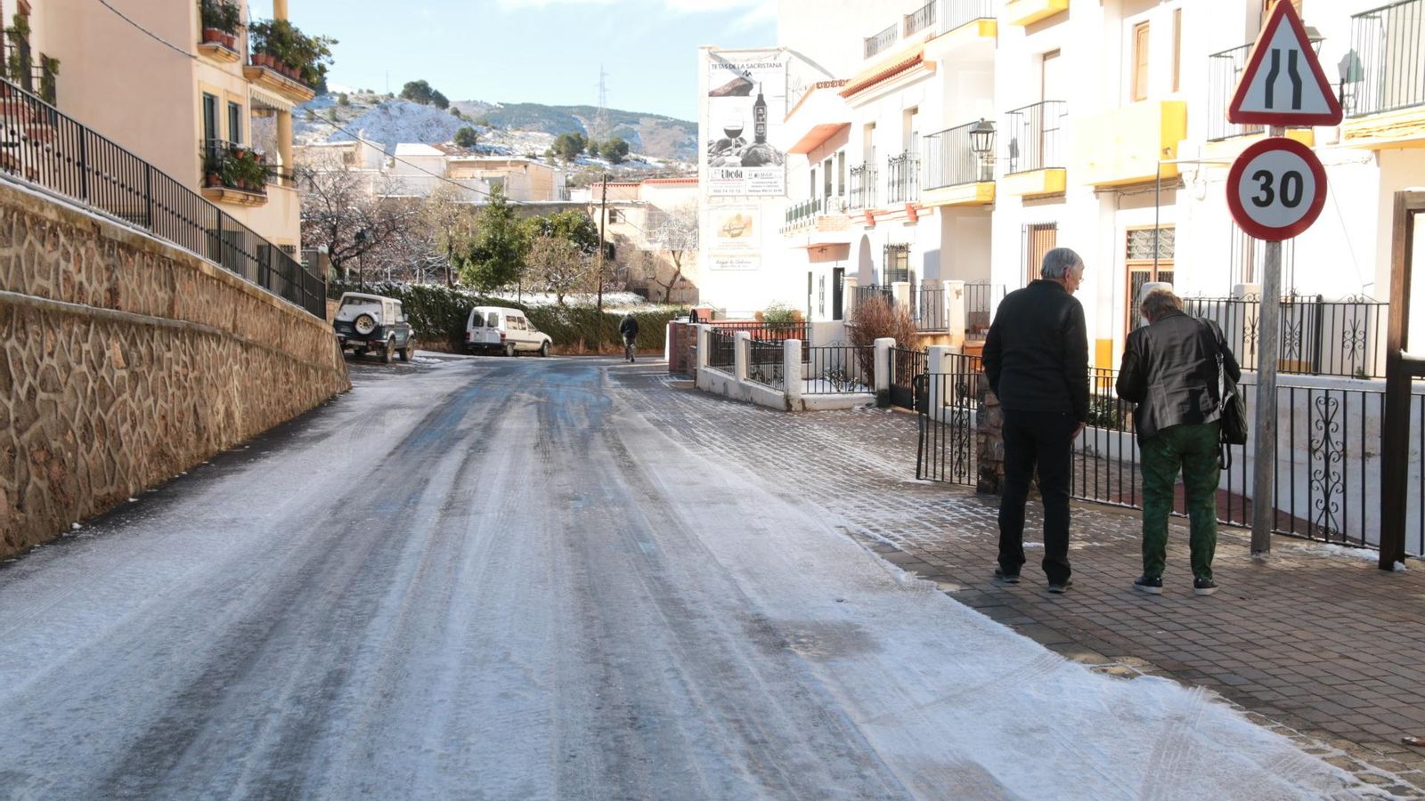 Dos vecinos de Fondón paseando ayer.