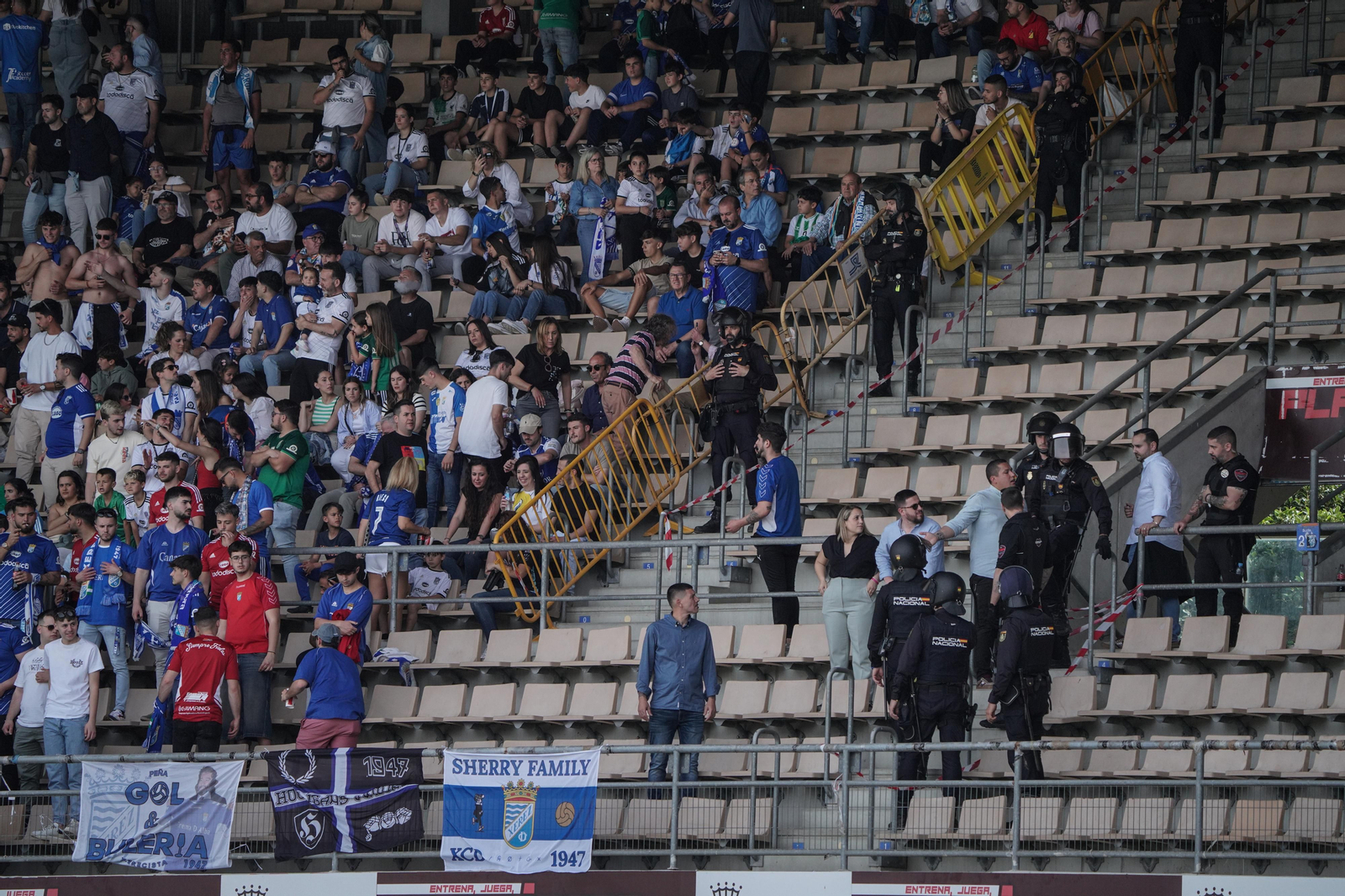 Imágenes del gran despliegue policial en Jerez durante el derbi