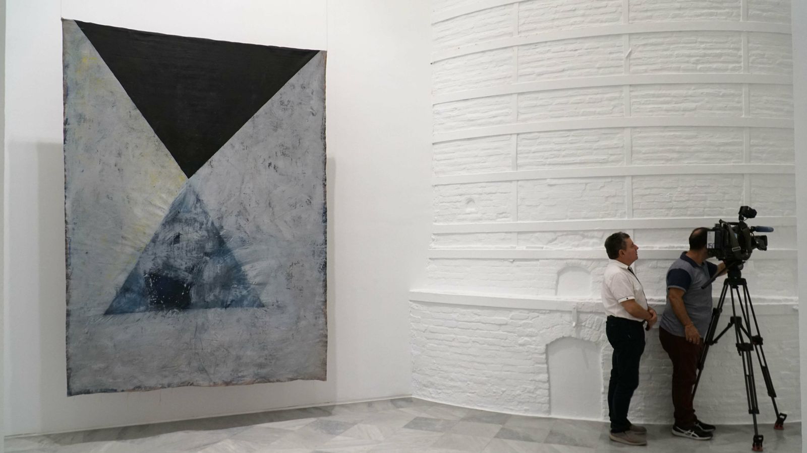 'Cuerpo de campanas', un gran lienzo sin bastidor en la zona de las chimeneas del CAAC.