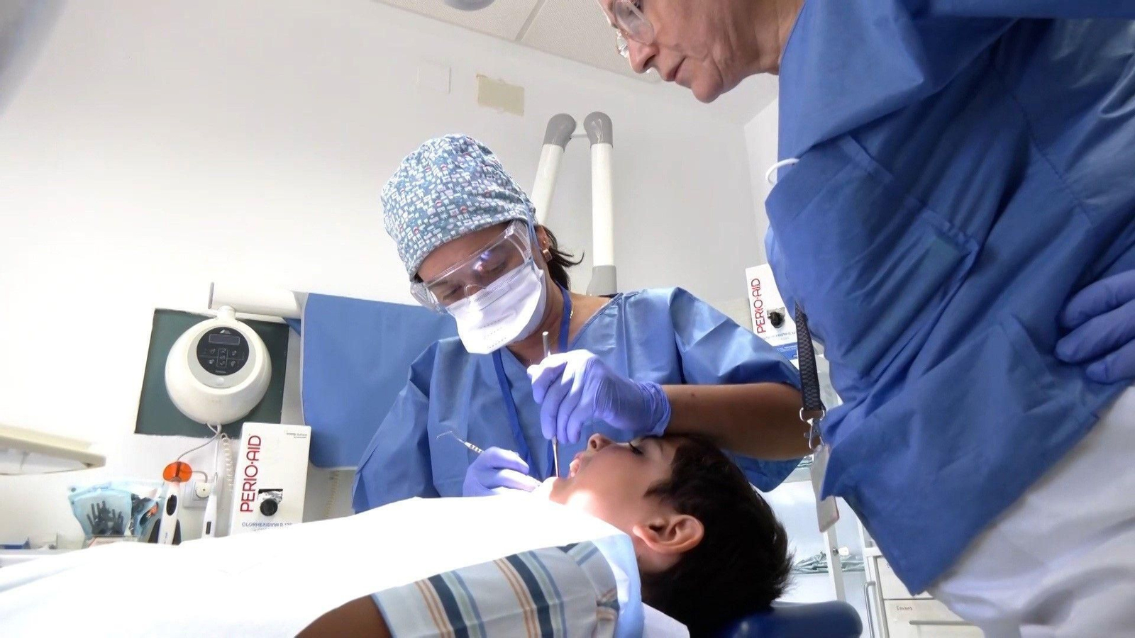 Atención  bucodental  infantil en un gabinete odontológico.