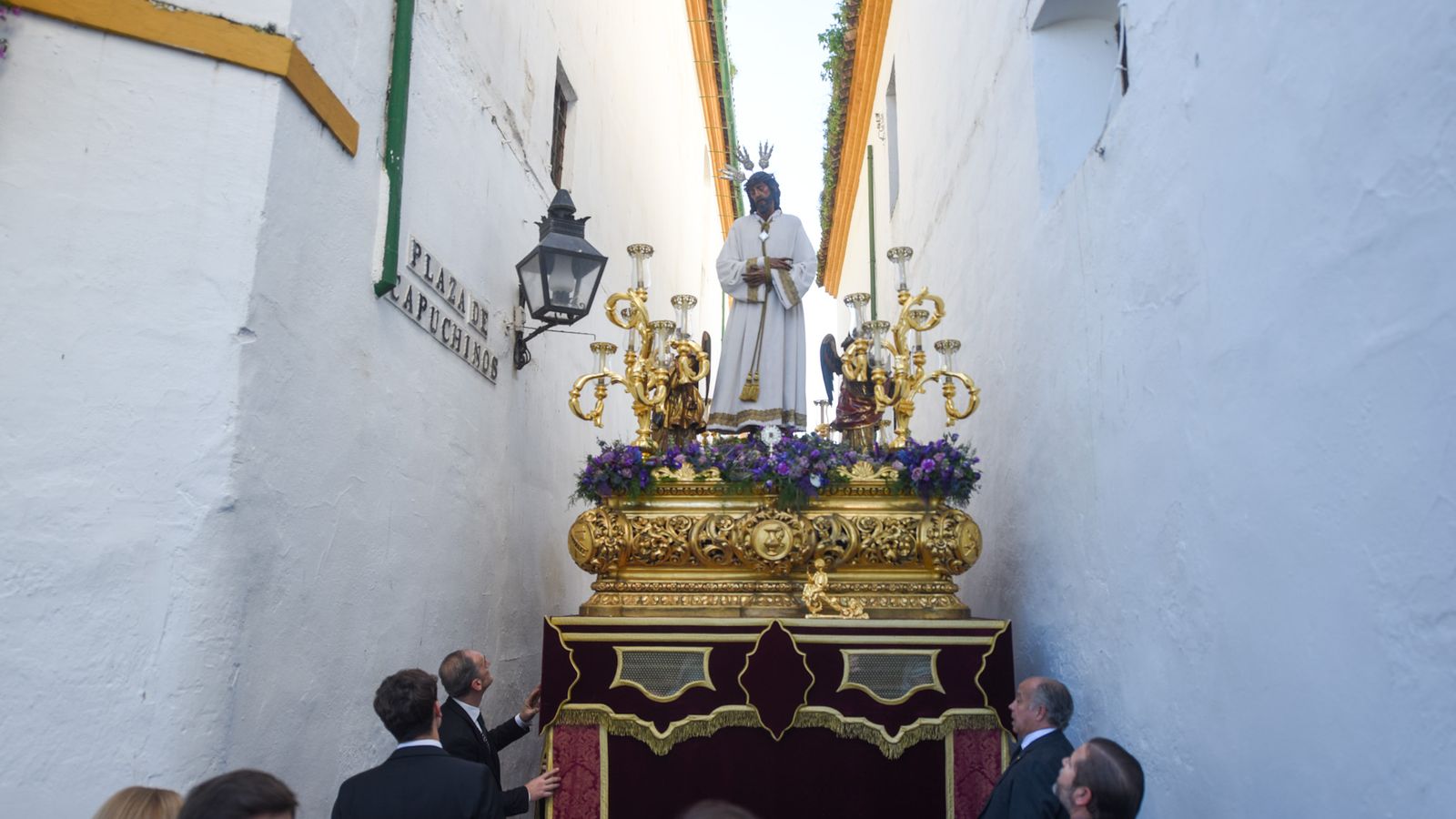 Primeros momentos del traslado del Señor de la Sangre a la Catedral