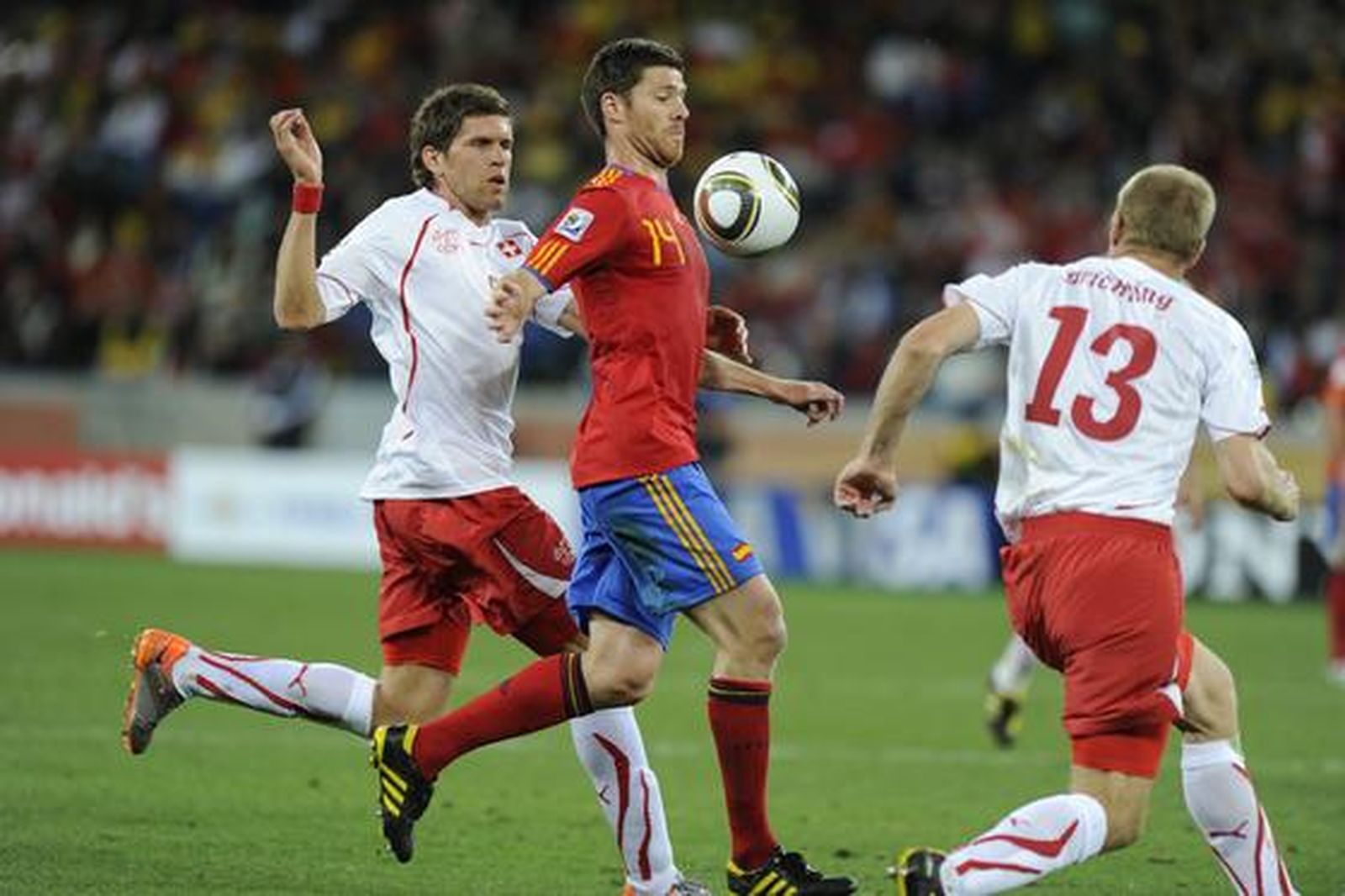 Alonso controla con el pecho. / Reportaje gráfico: EFE, Reuters, AFP