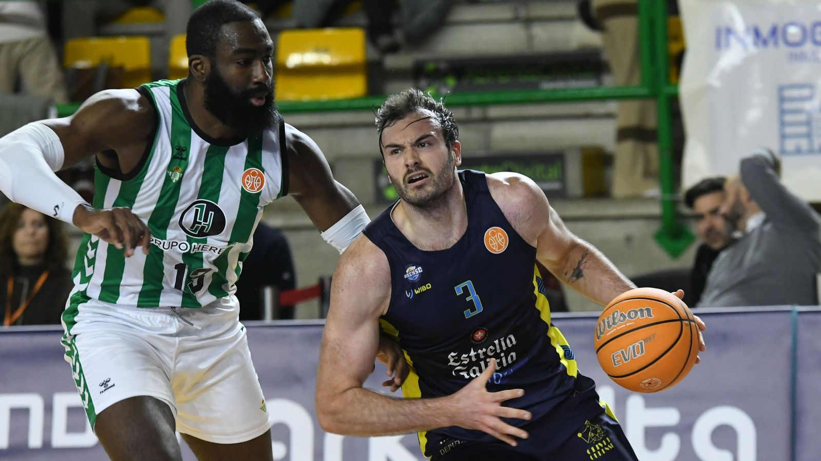 Kasibabu trata de defender a Mendicote.