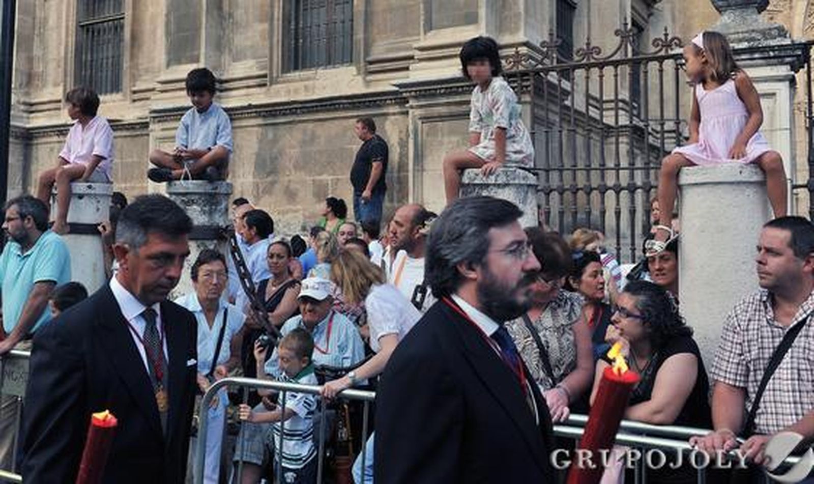 Niños se suben a lo más alto para ver a la Patrona. 

Foto: Juan Carlos Vázquez