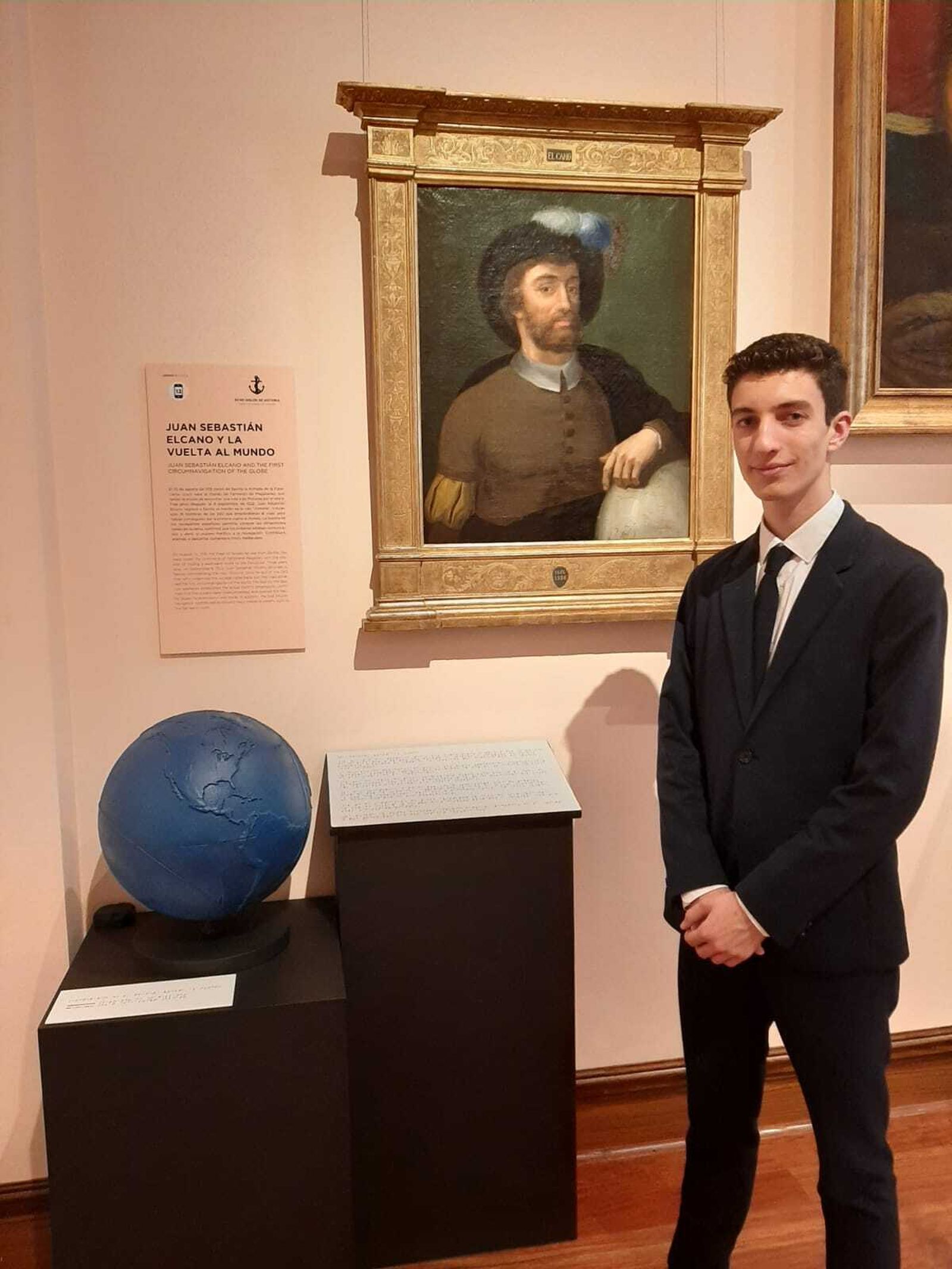 El estudiante premiado junto al protagonista de su carta, Juan Sebastian Elcano