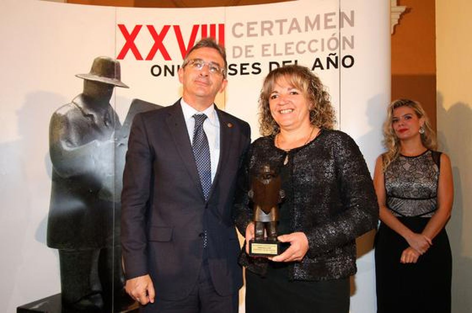 El rector de la Universidad de Huelva, Francisco Ruiz, entrega el galardón a Juana Alfonso, vicepresidenta de Aspandle Lepe.

Foto: Alberto Dominguez / Josue Correa / Canterla