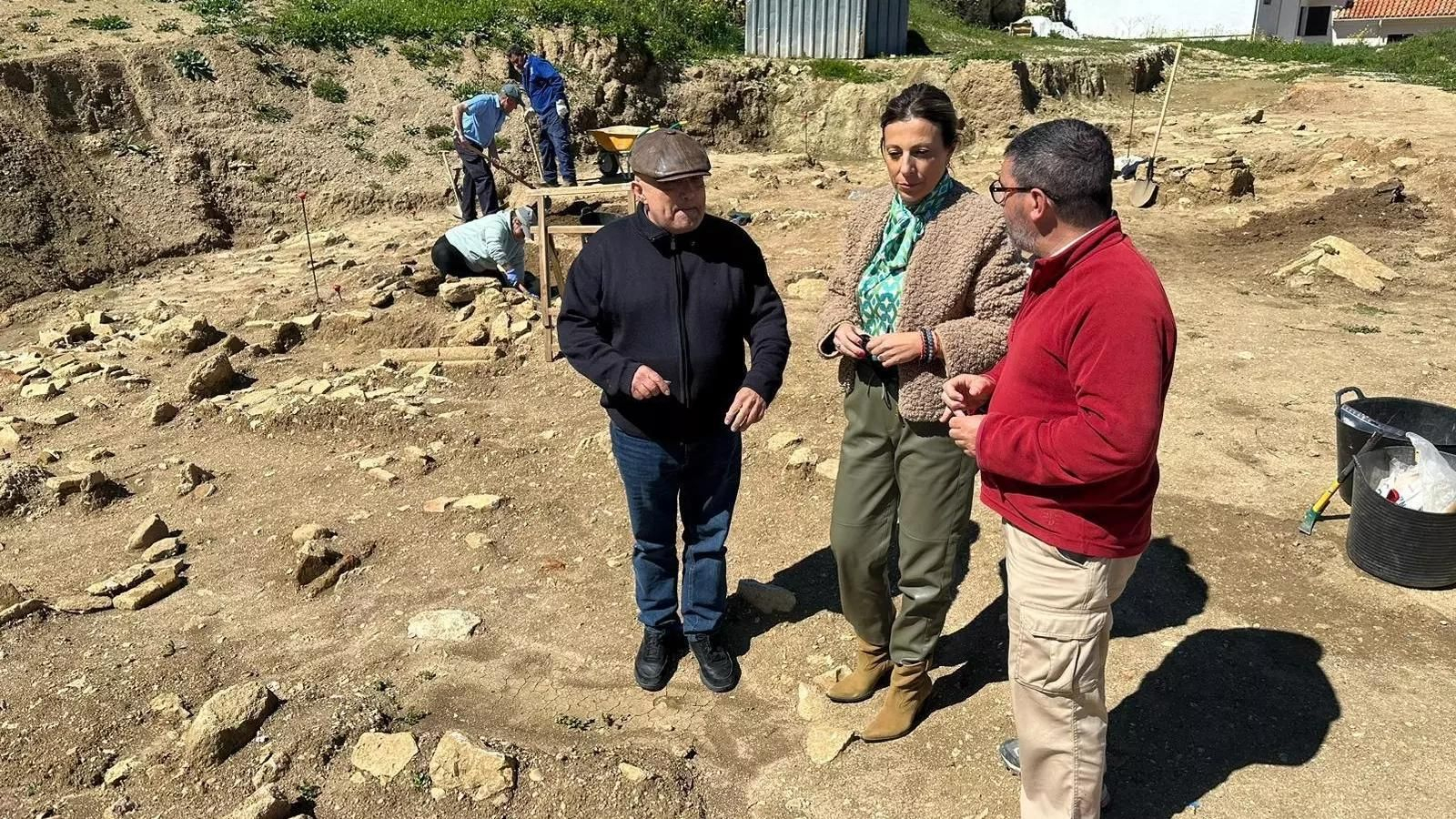 Visita de la alcaldesa a las excavaciones arqueológicas