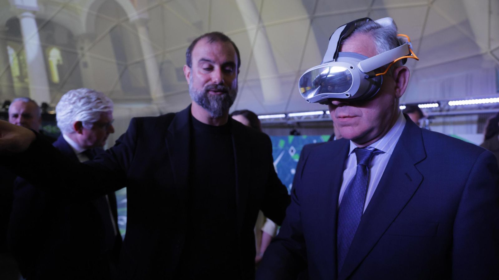 El alcalde con las gafas de realidad virtural para la experiencia "La ciudad de los cuentos" en el espacio de la Fundación Unicaja.