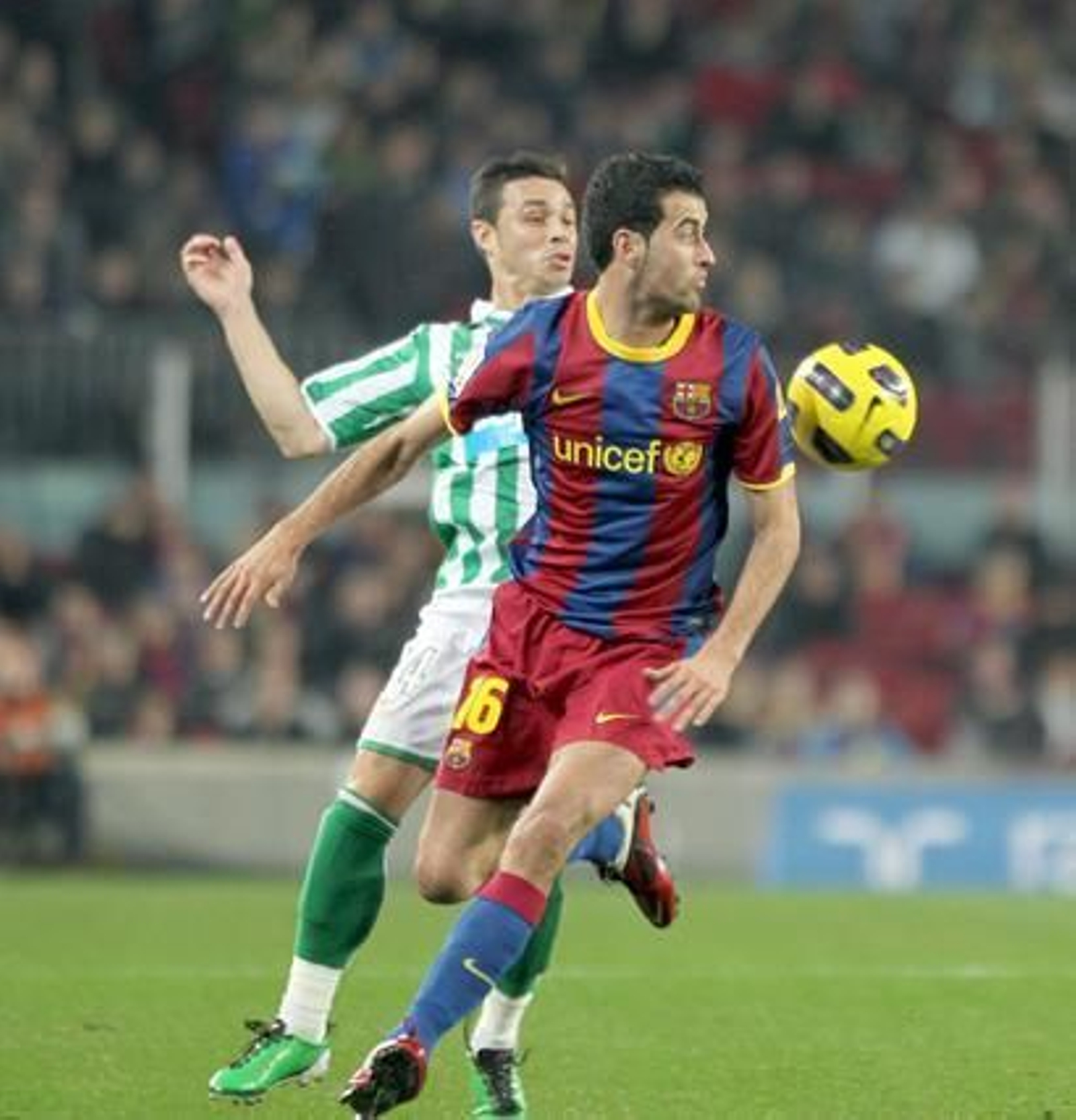 El Betis sale goleado del Camp Nou tras aguantarle el tipo al Barcelona durante más de medio tiempo. / EFE